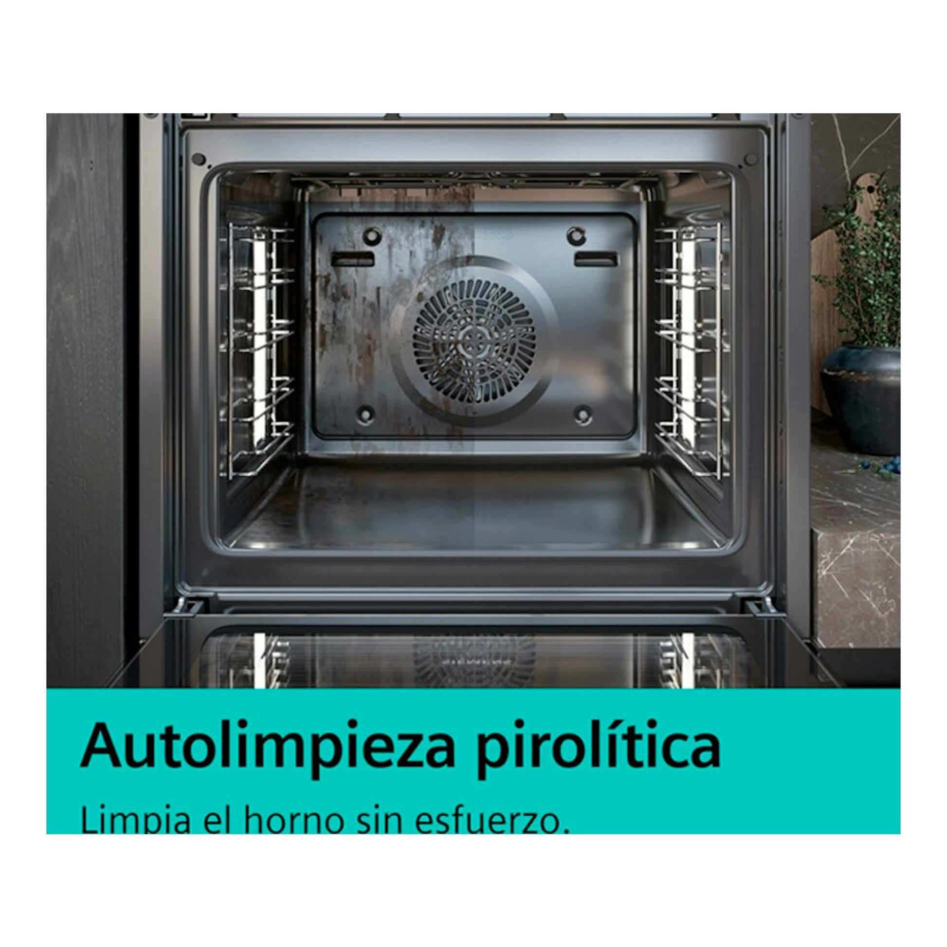 Horno Siemens HB578GES3 negro, vista frontal del interior abierto con ventilador central y texto de autolimpieza.