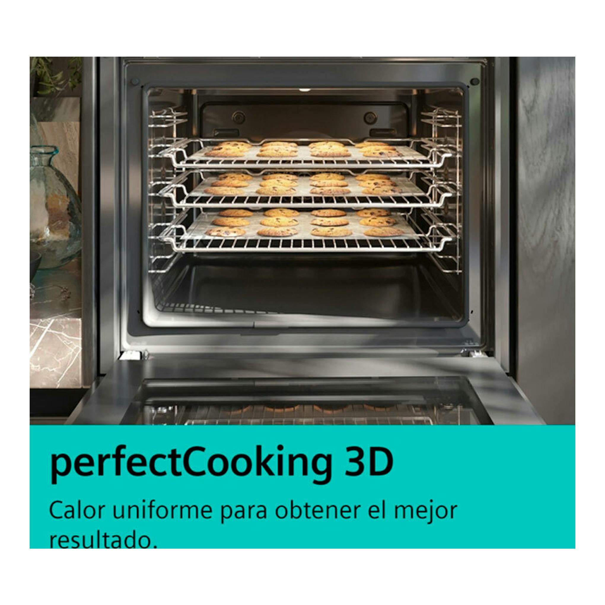 Vista frontal de horno Siemens HB578GFS7 inox con puerta abatible abierta y tres bandejas con galletas.