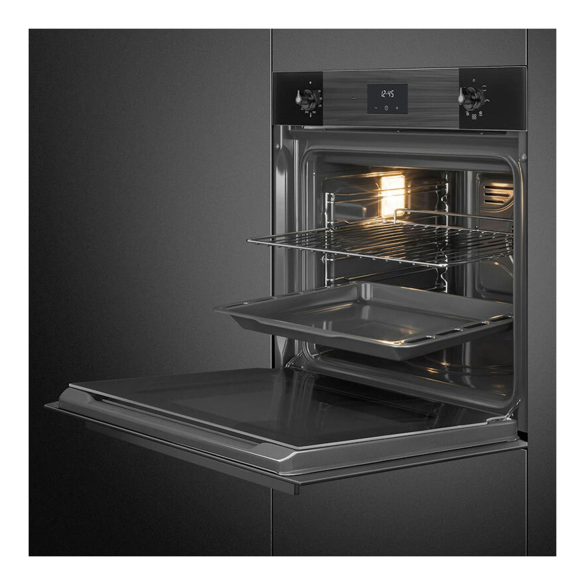 Horno empotrable Smeg SF6100VB3 negro, vista frontal con la puerta abatible abierta, bandeja y rejilla dentro.
