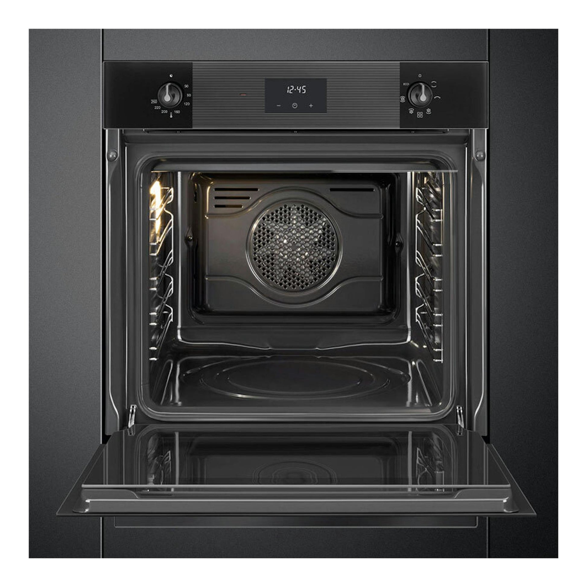 Horno Smeg SF6100VB3 negro, vista frontal con puerta abierta y panel digital.