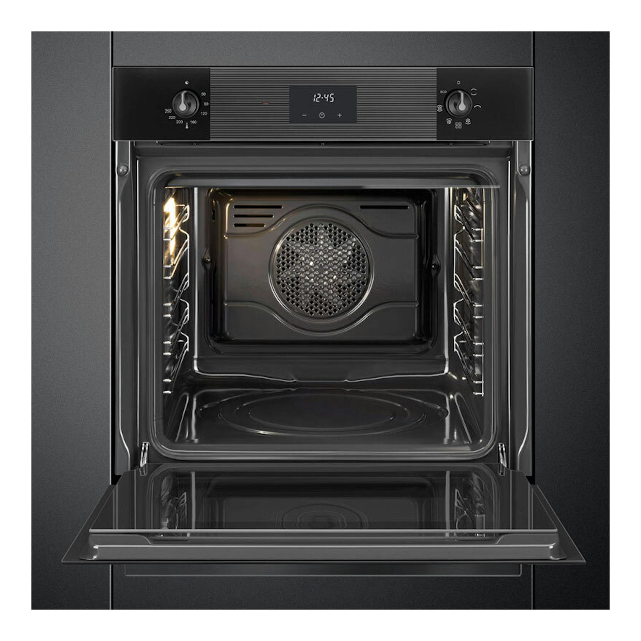 Horno Smeg SF6100VB3 negro, vista frontal con puerta abierta y panel digital.