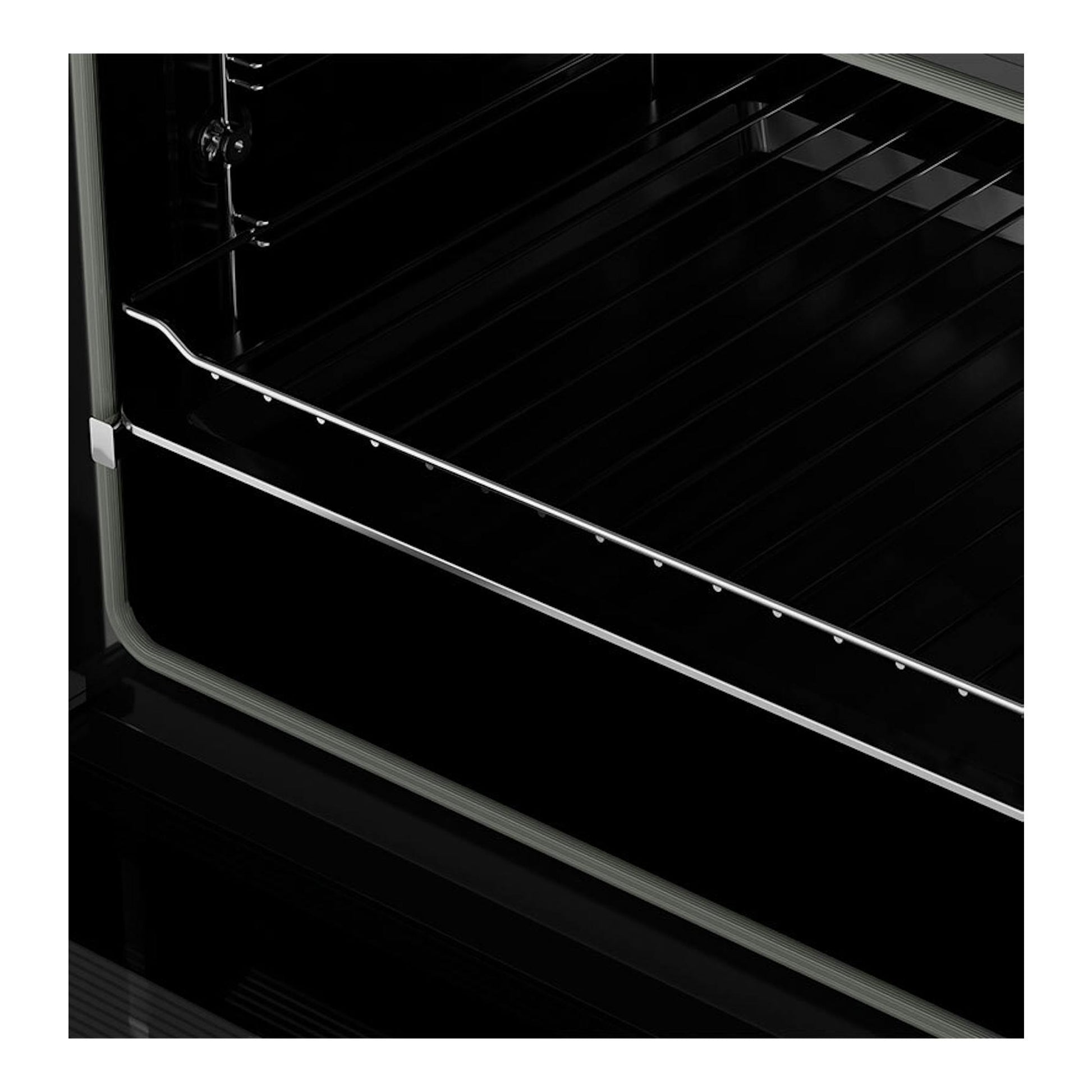 Interior de horno Teka HLB8400 P FBK negro, vista en ángulo con rejillas y puerta de vidrio.