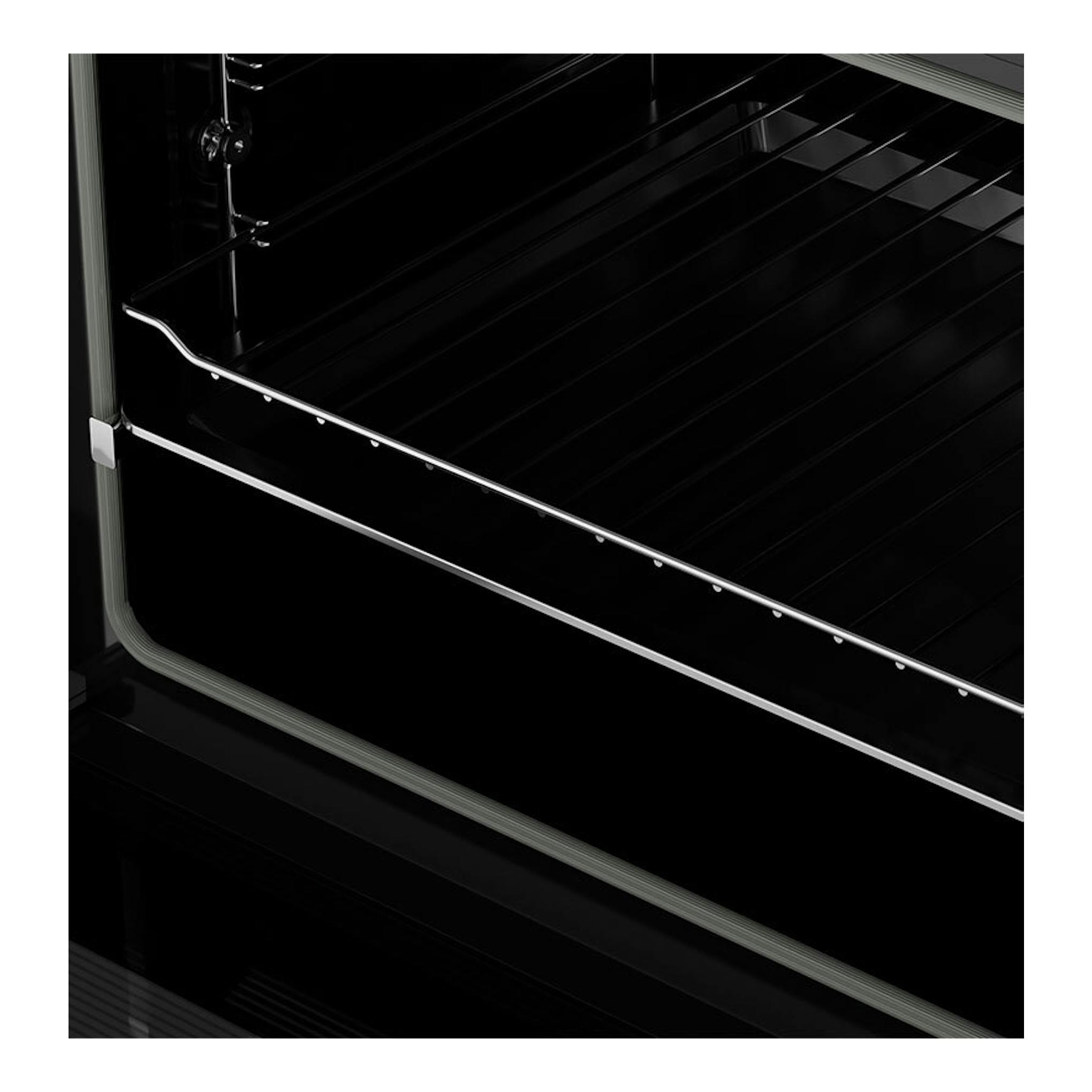 Interior de horno Teka HLB8400 P FBK negro, vista en ángulo con rejillas y puerta de vidrio.