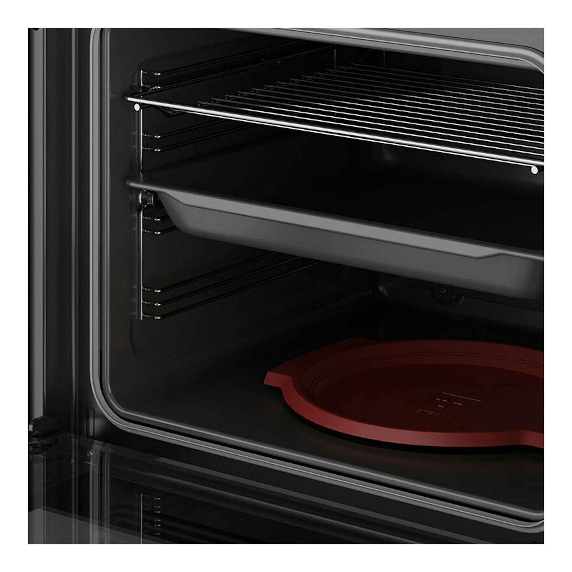 Interior de horno Teka HLB8408S negro, con bandeja y piedra para pizza, vista frontal.
