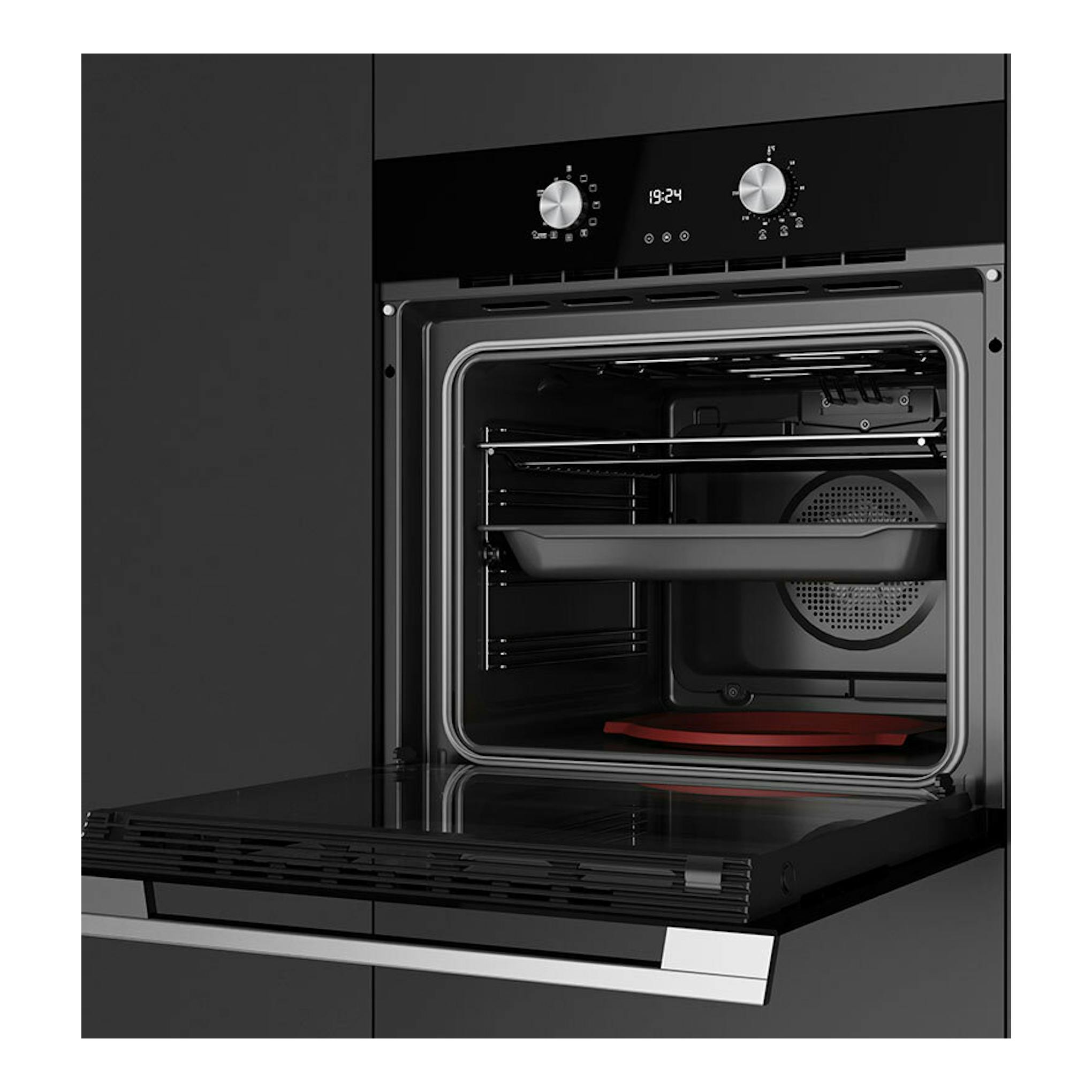 Horno empotrado Teka HLB8408S en cristal negro, con puerta abatible abierta y panel frontal con dos mandos.