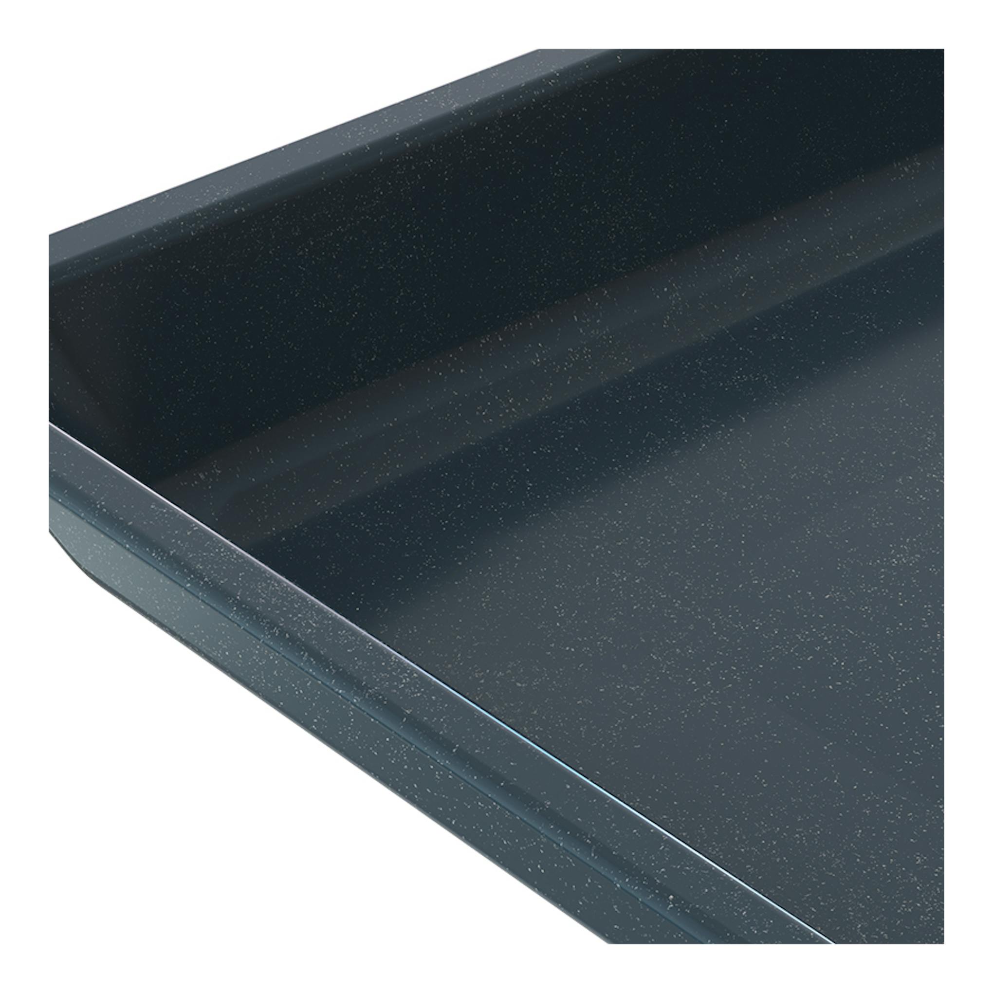 Primer plano en ángulo de una bandeja rectangular gris oscuro moteada.
