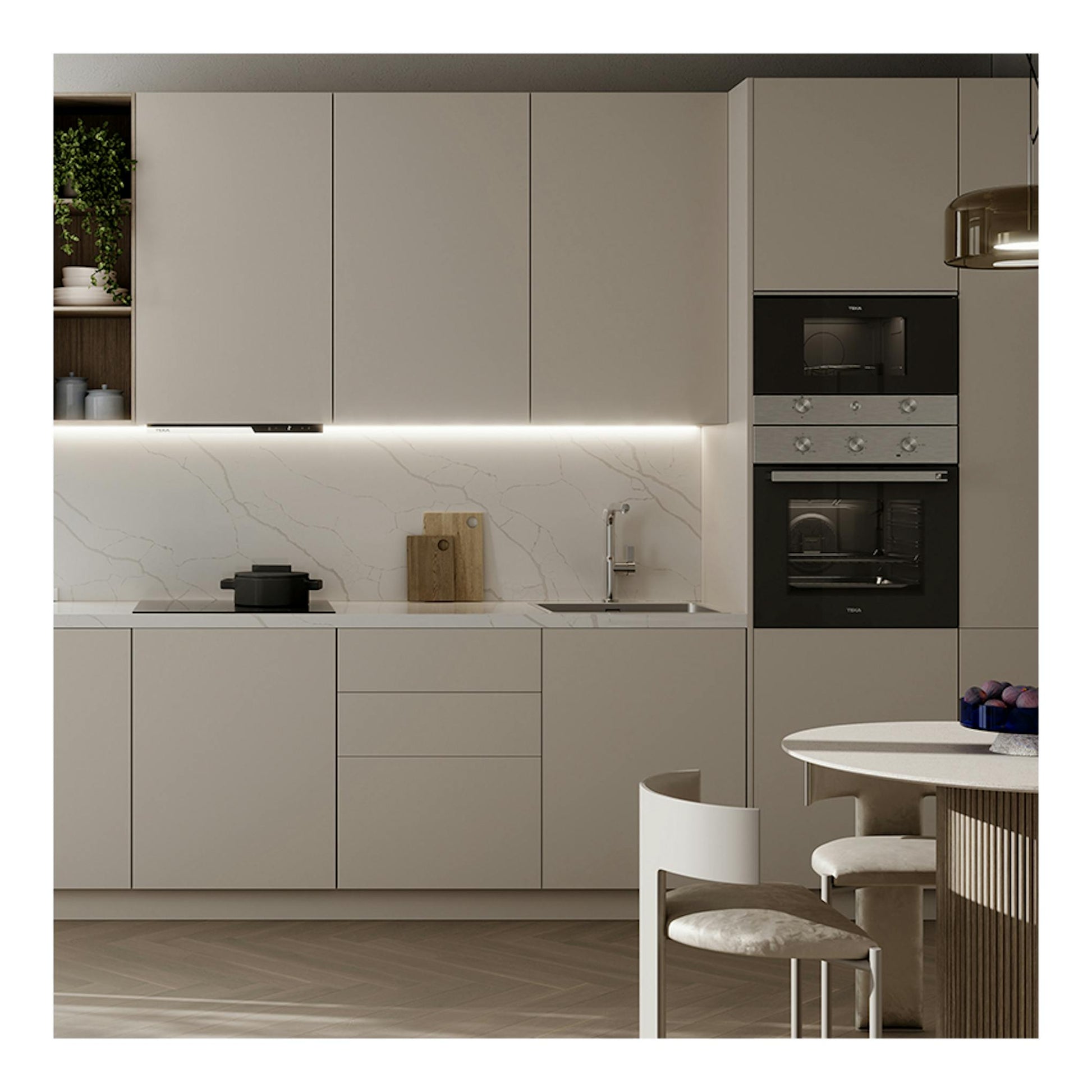 Horno Teka HSB6150 Inox empotrado en columna, vista frontal, acabado negro e inox, en cocina beige.