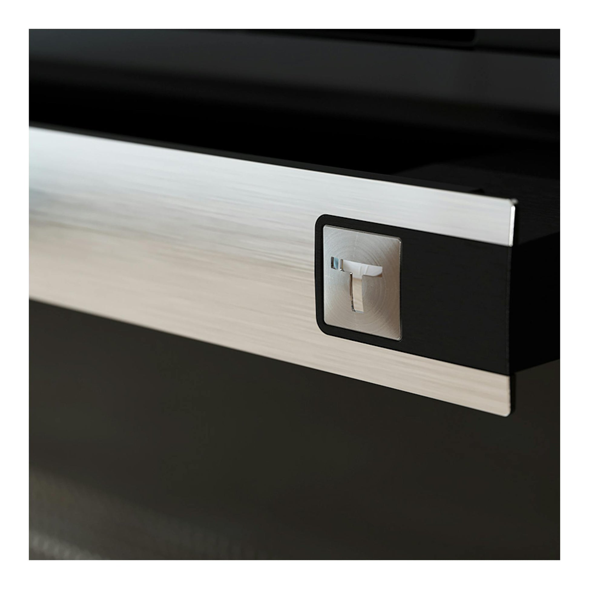 Horno Teka HSB6350 negro, primer plano del frontal con tirador de acero inoxidable y logo Teka.