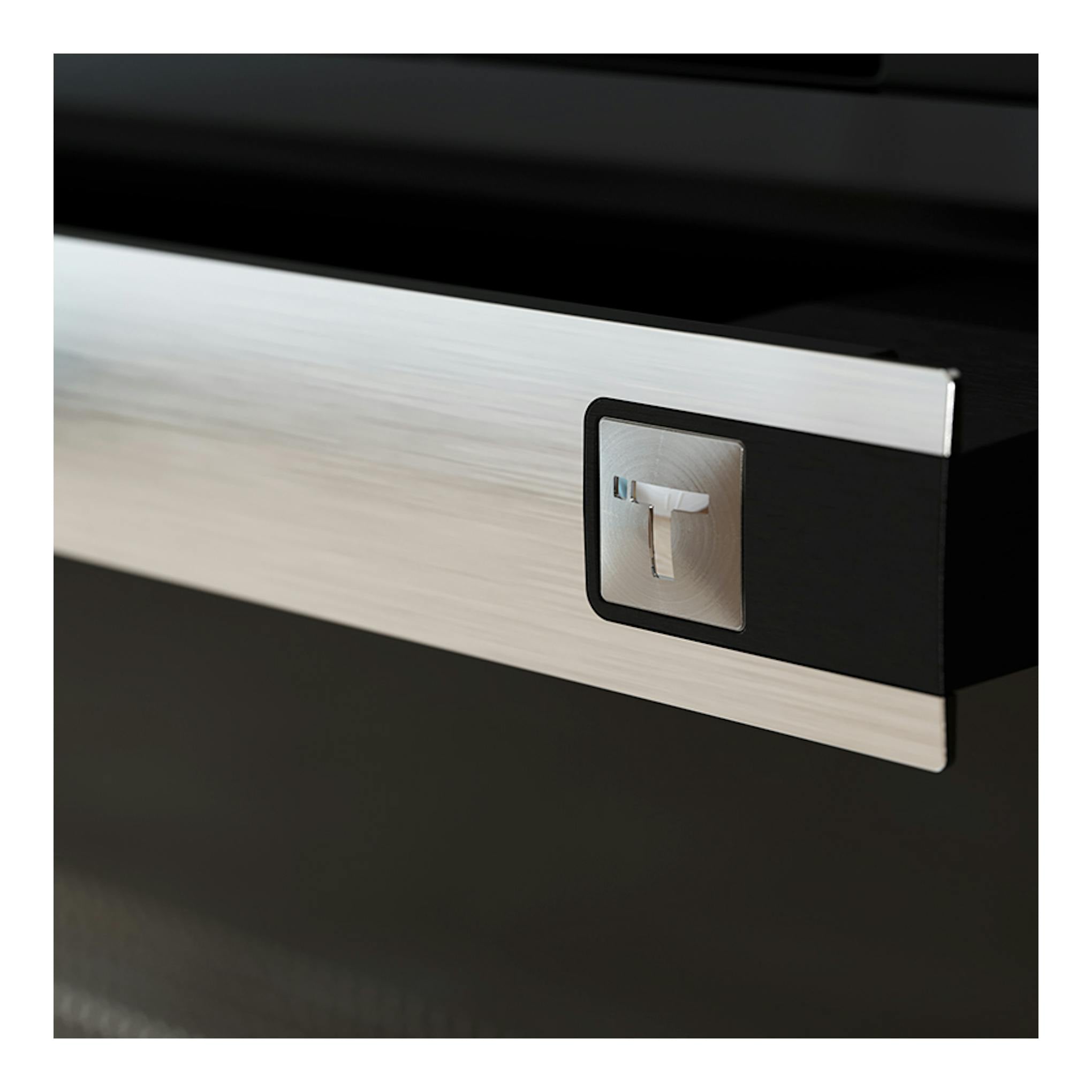 Horno Teka HSB6350 negro, primer plano del frontal con tirador de acero inoxidable y logo Teka.