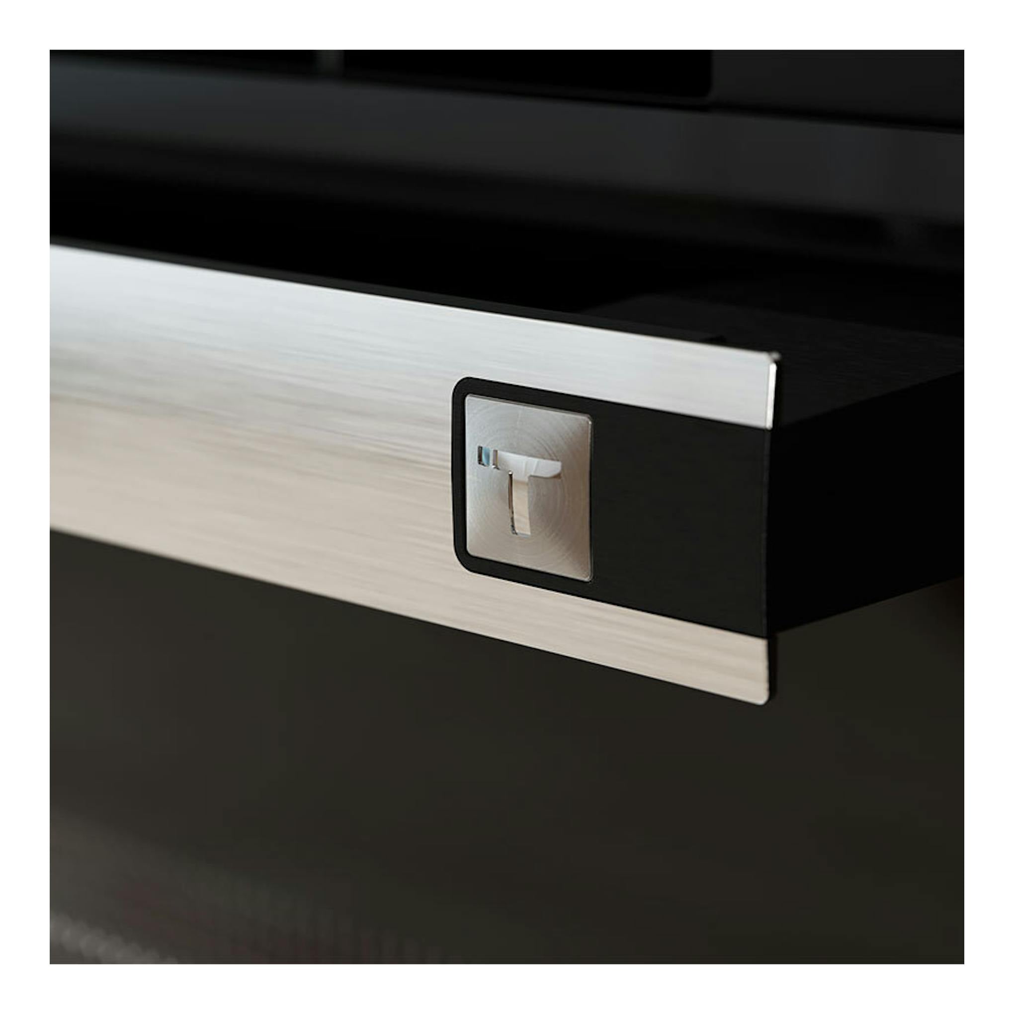 Horno Teka HSB6350P Inox, primer plano del frontal oblicuo en acero inoxidable y negro, con logo Teka.