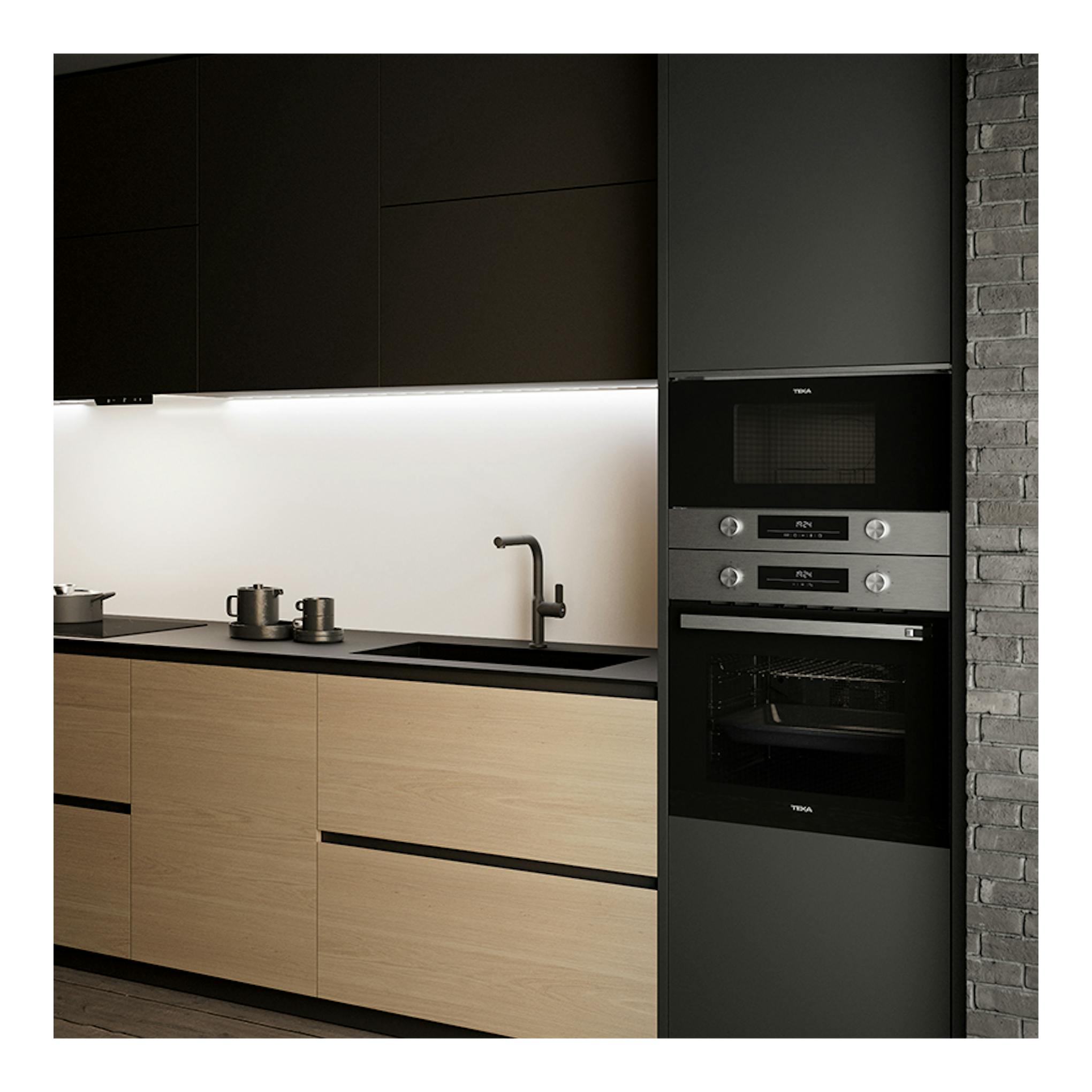 Horno empotrado Teka HSB6360 Inox, vista frontal, negro y acero, en columna de cocina moderna.