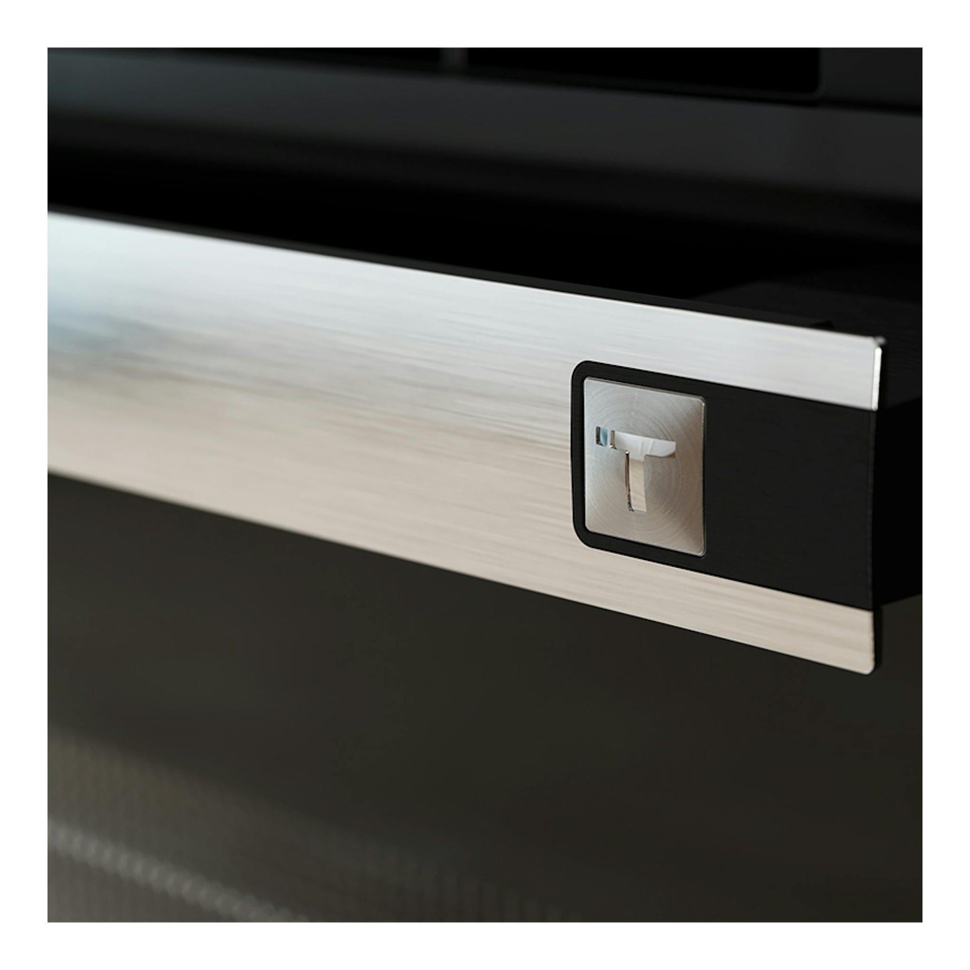 Detalle del horno Teka HSB6466 Inox: asa frontal de acero inoxidable con logo Teka en negro, vista cercana.