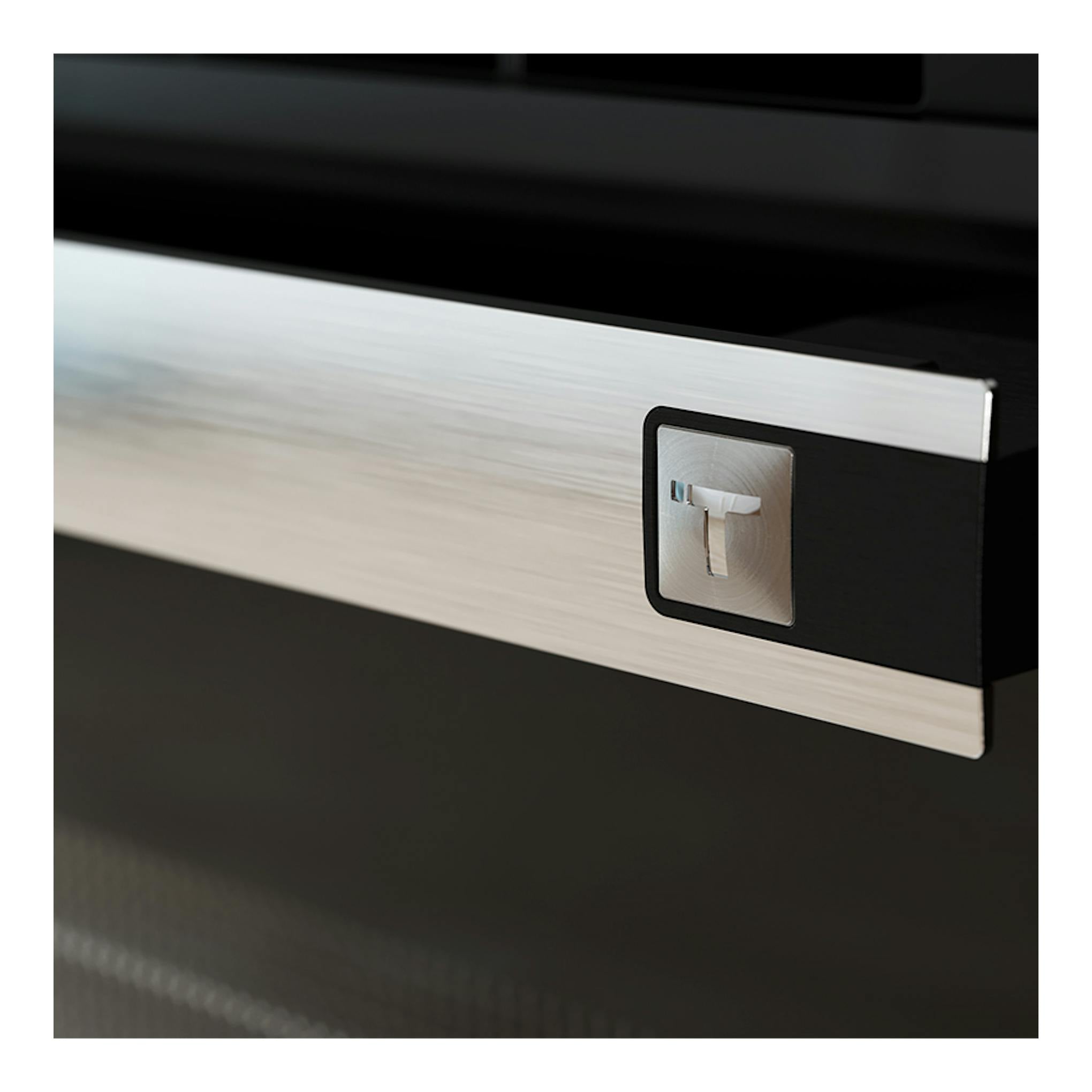 Detalle del horno Teka HSB6466 Inox: asa frontal de acero inoxidable con logo Teka en negro, vista cercana.