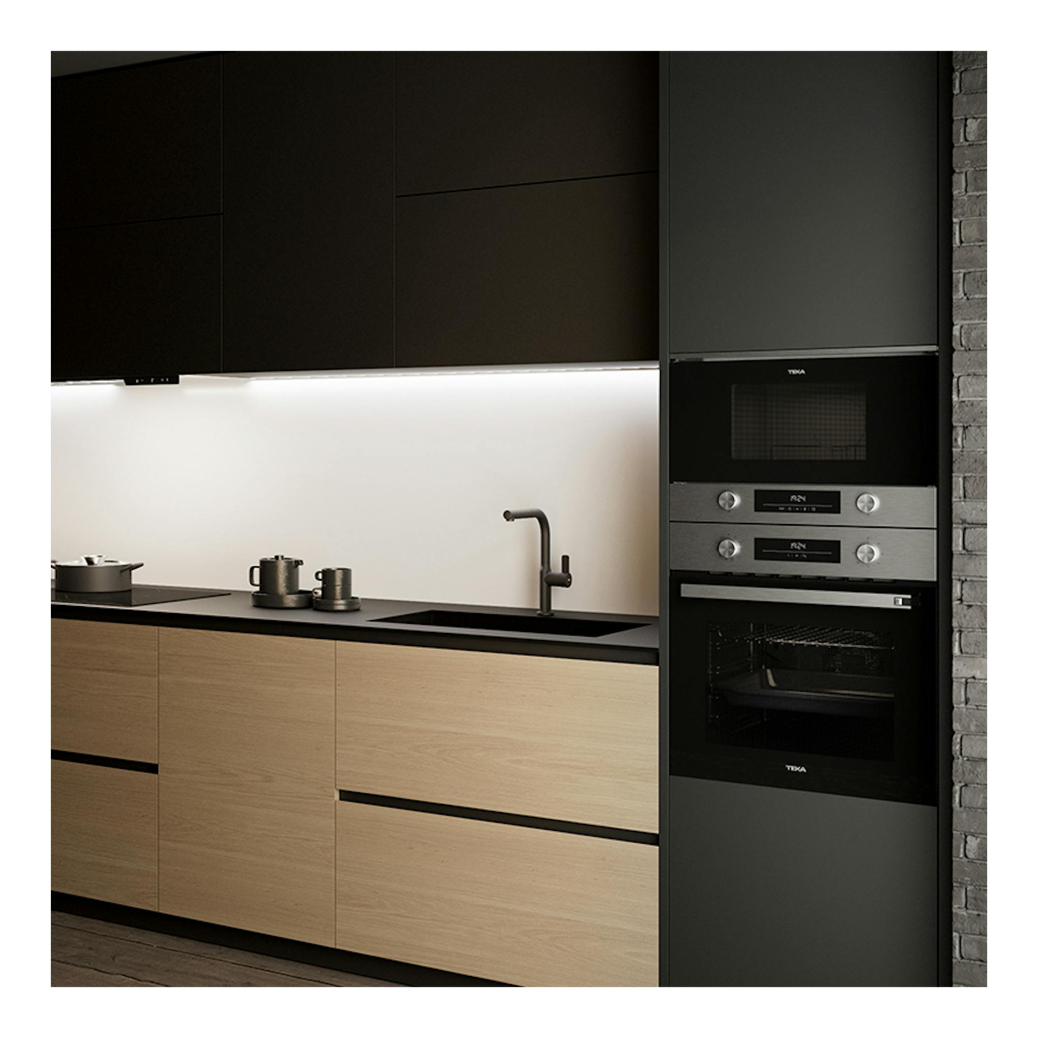 Horno Teka HSB6466 Inox empotrado, vista frontal, con acabado negro e inox.