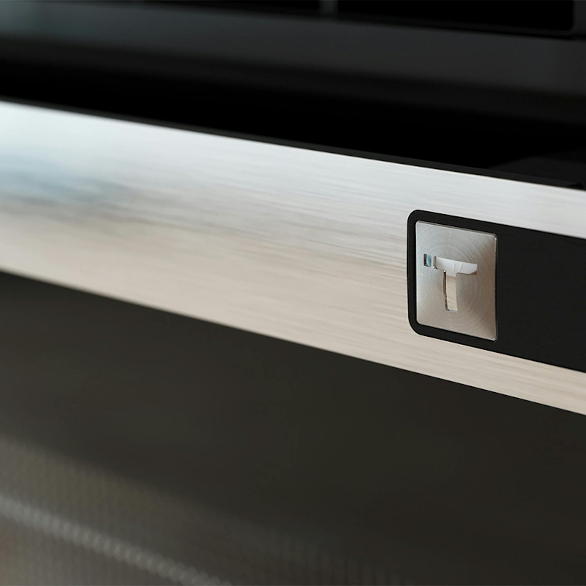 Detalle del frontal de un horno Teka HSC6350P Inox en acero inoxidable