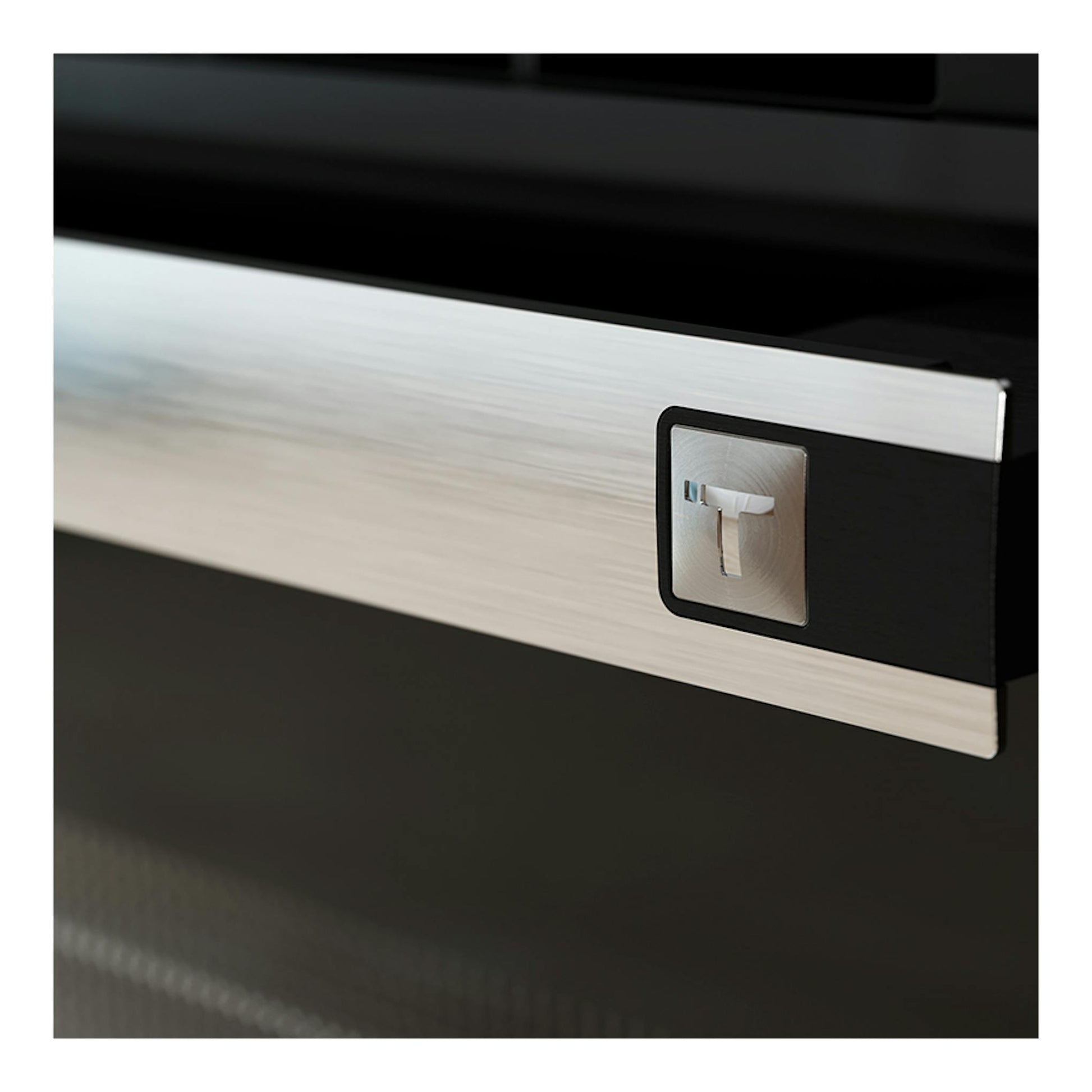 Horno Teka HSC6440CS inox, primer plano del tirador frontal de acero cepillado con detalle negro.