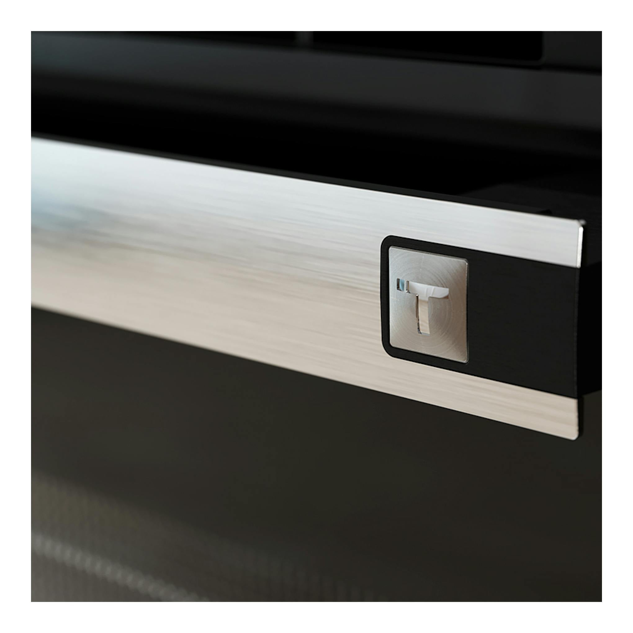Horno Teka HSC6440CS inox, primer plano del tirador frontal de acero cepillado con detalle negro.