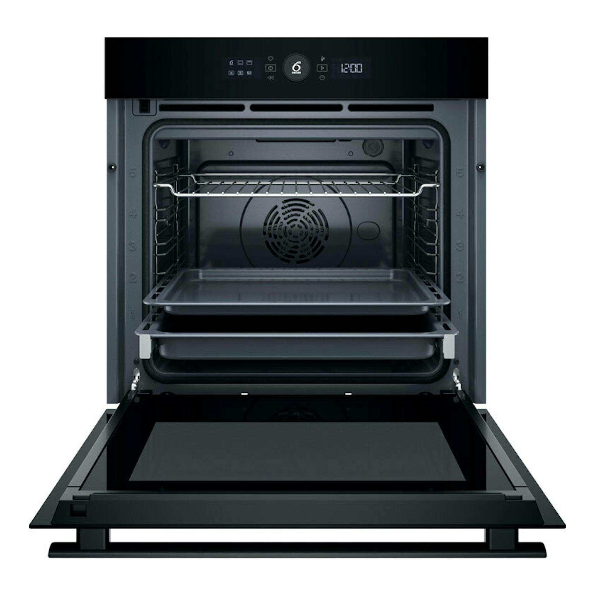 Horno Whirlpool WOI4S8PM1SB negro, vista frontal con puerta abatible abierta e interior con bandejas.