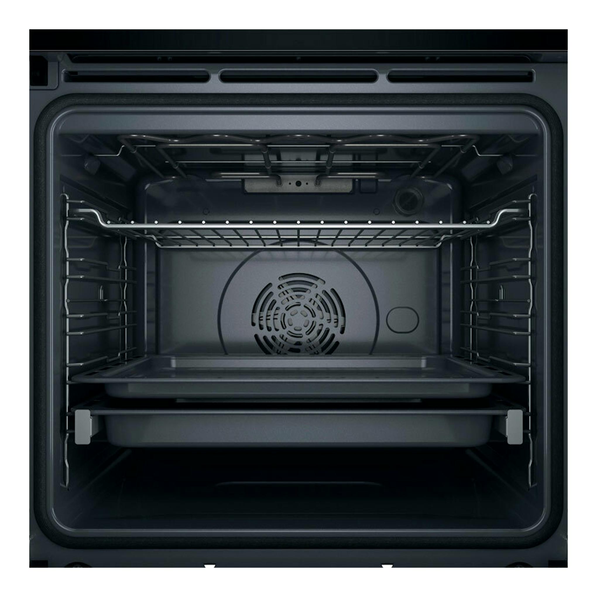 Horno Whirlpool WOI4S8PM1SB negro, vista frontal del interior con rejillas y ventilador.