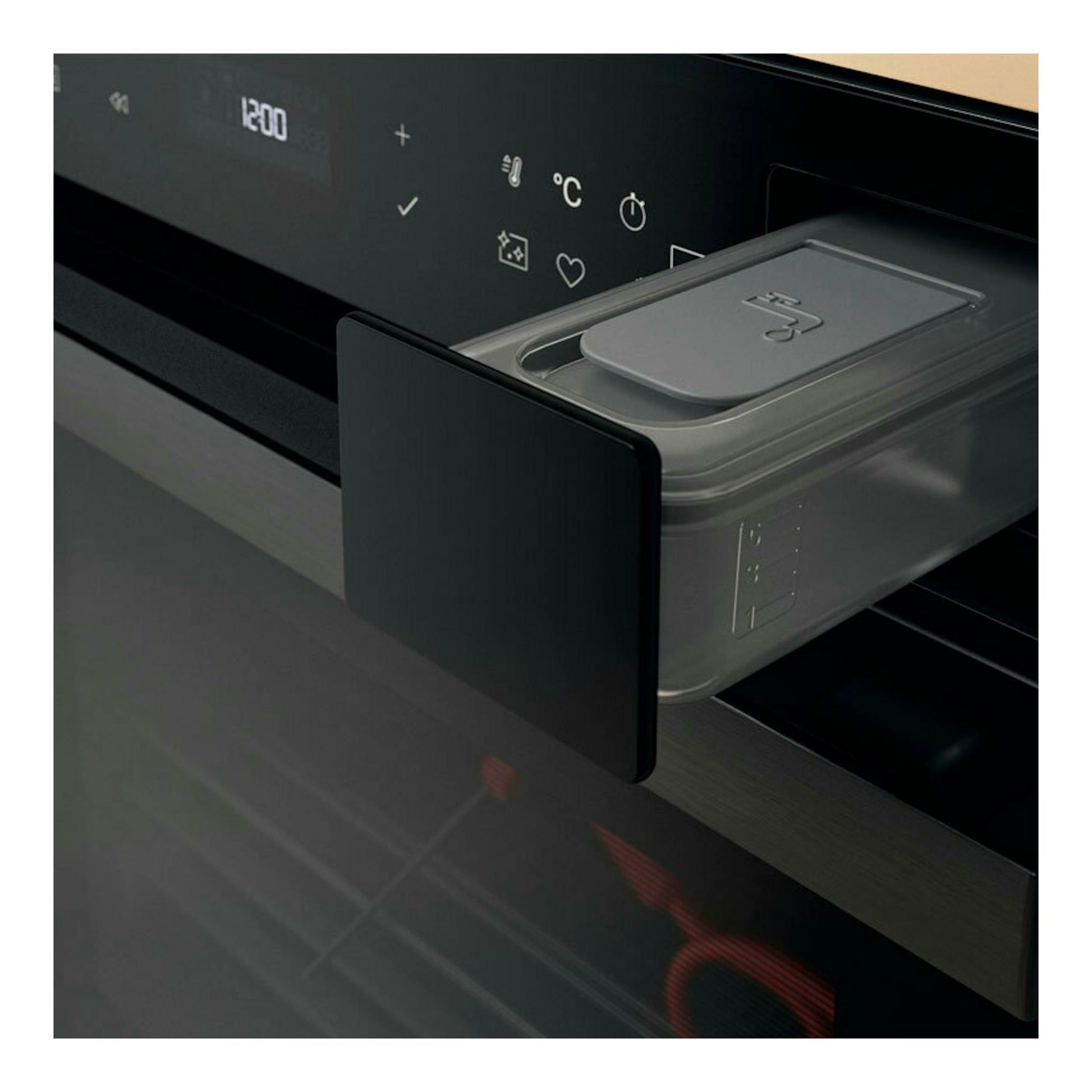 Horno Whirlpool WOI6A8FPT1SBA negro, vista frontal en ángulo, con depósito transparente extraído.