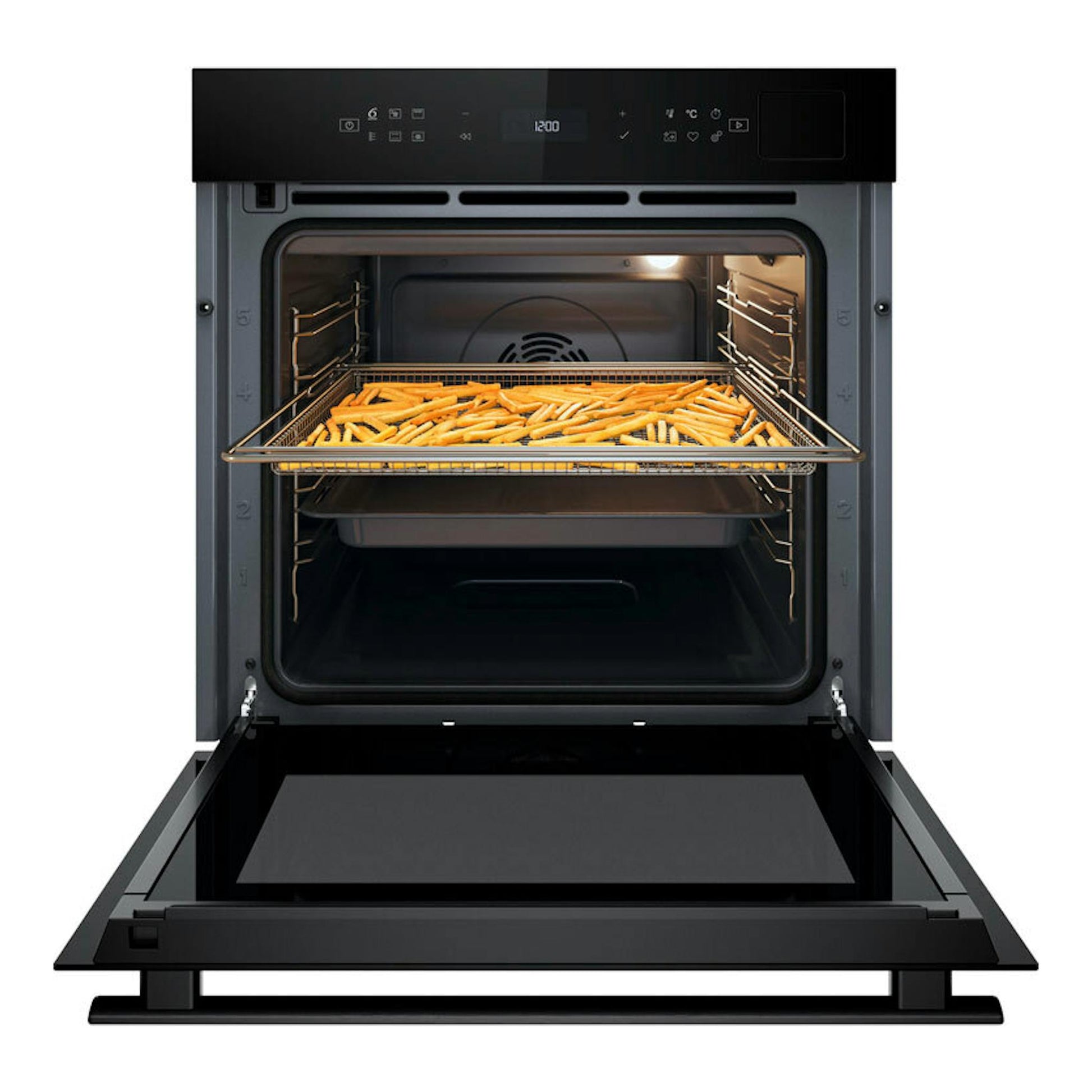 Horno Whirlpool WOI6A8FPT1SBA negro, de frente, con la puerta abierta y una bandeja con patatas fritas.
