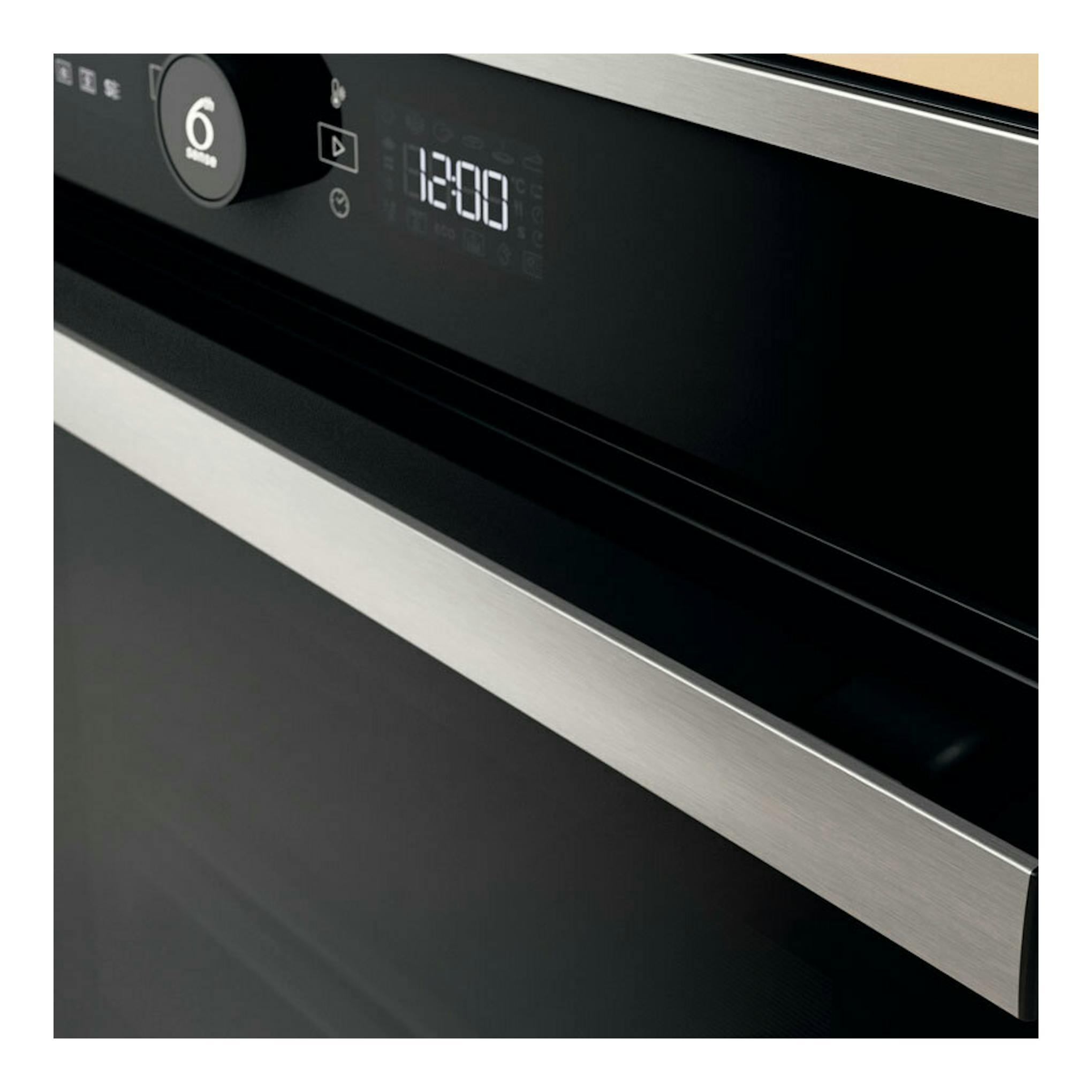 Horno Whirlpool WOI4S8PM1XA inox, vista frontal en ángulo, con puerta negra y tirador de acero inoxidable.