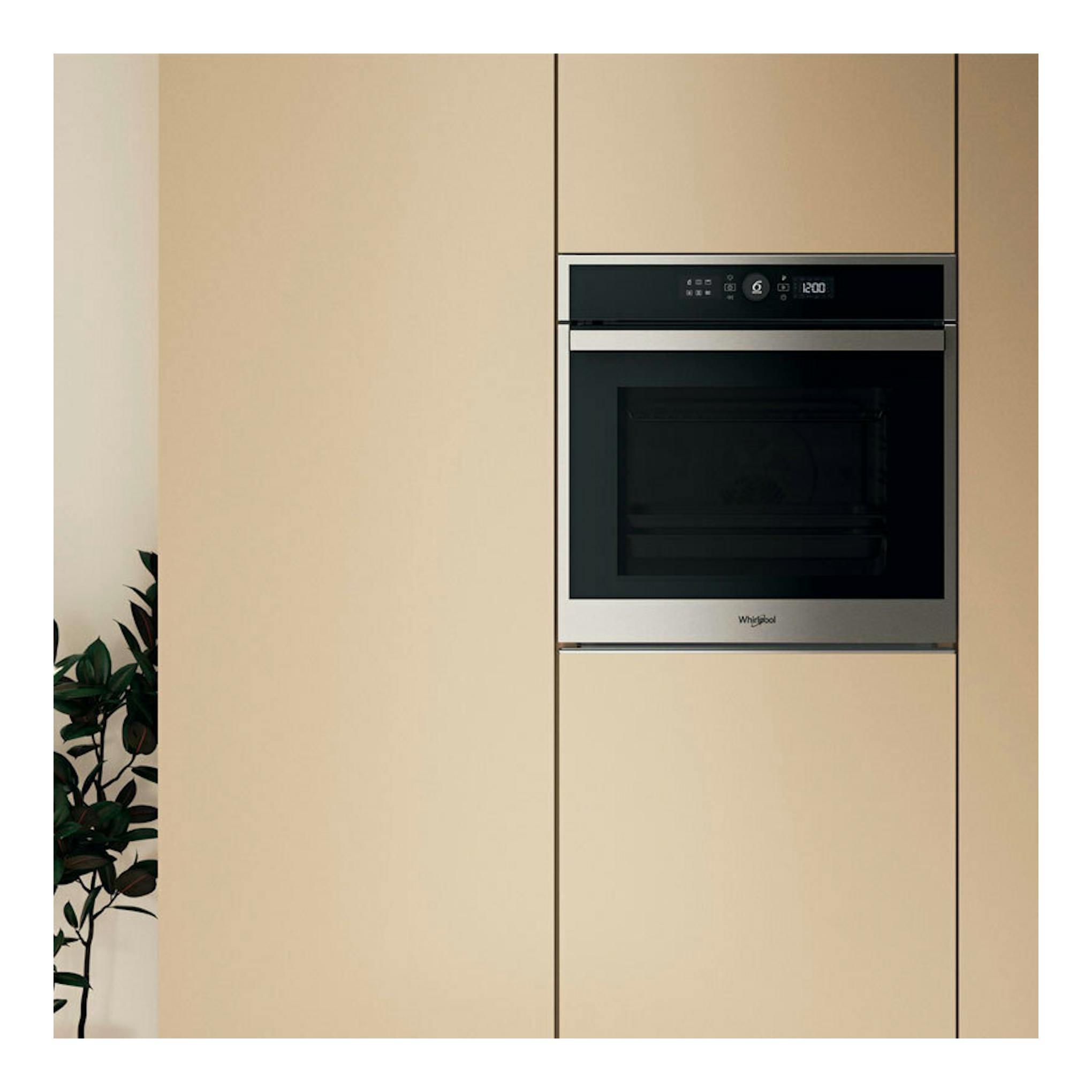 Horno empotrado Whirlpool WOI4S8PM1XA en acero inoxidable, vista frontal, integrado en mueble beige.