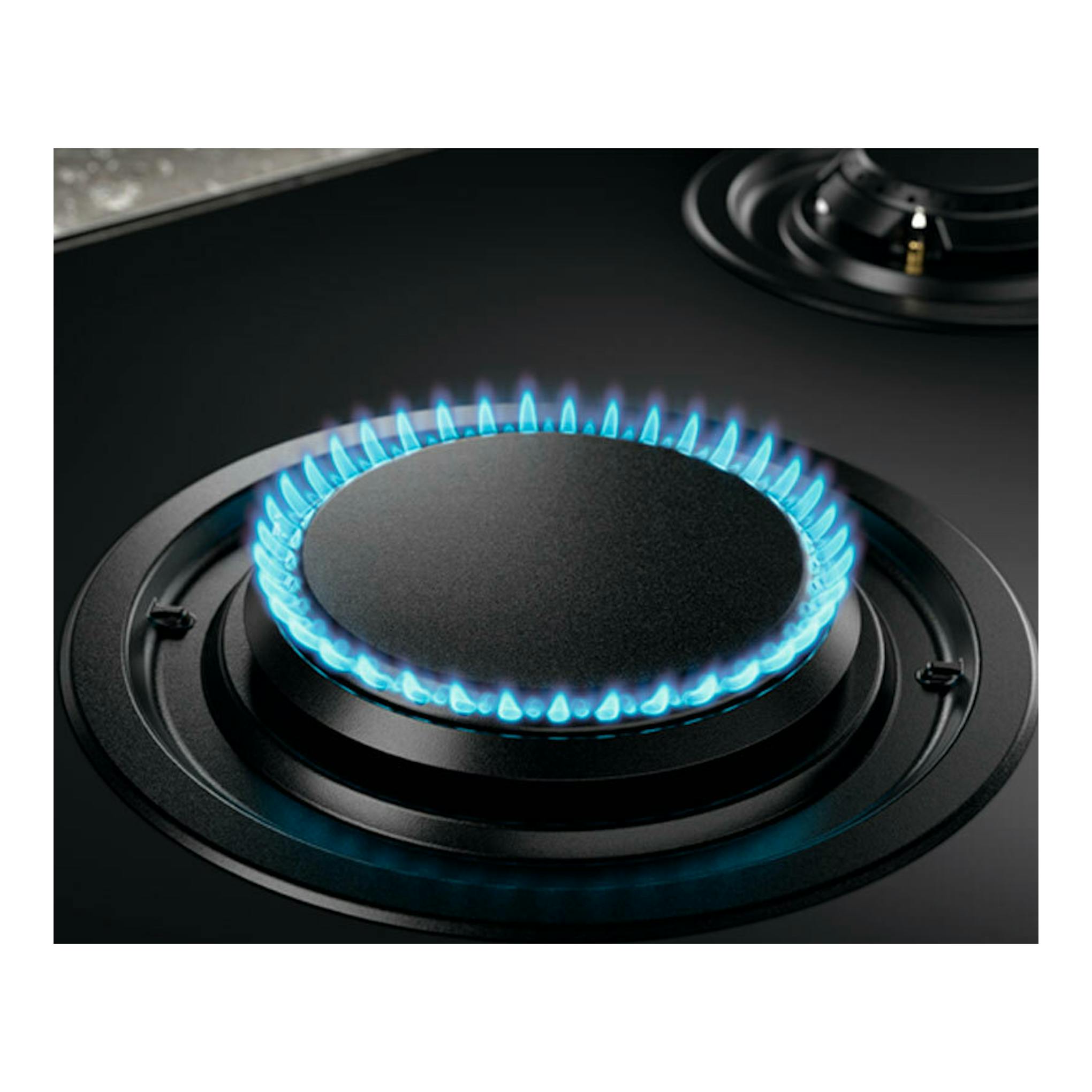 Placa de inducción Electrolux KDI641723K negra, vista en detalle del quemador con aro azul.