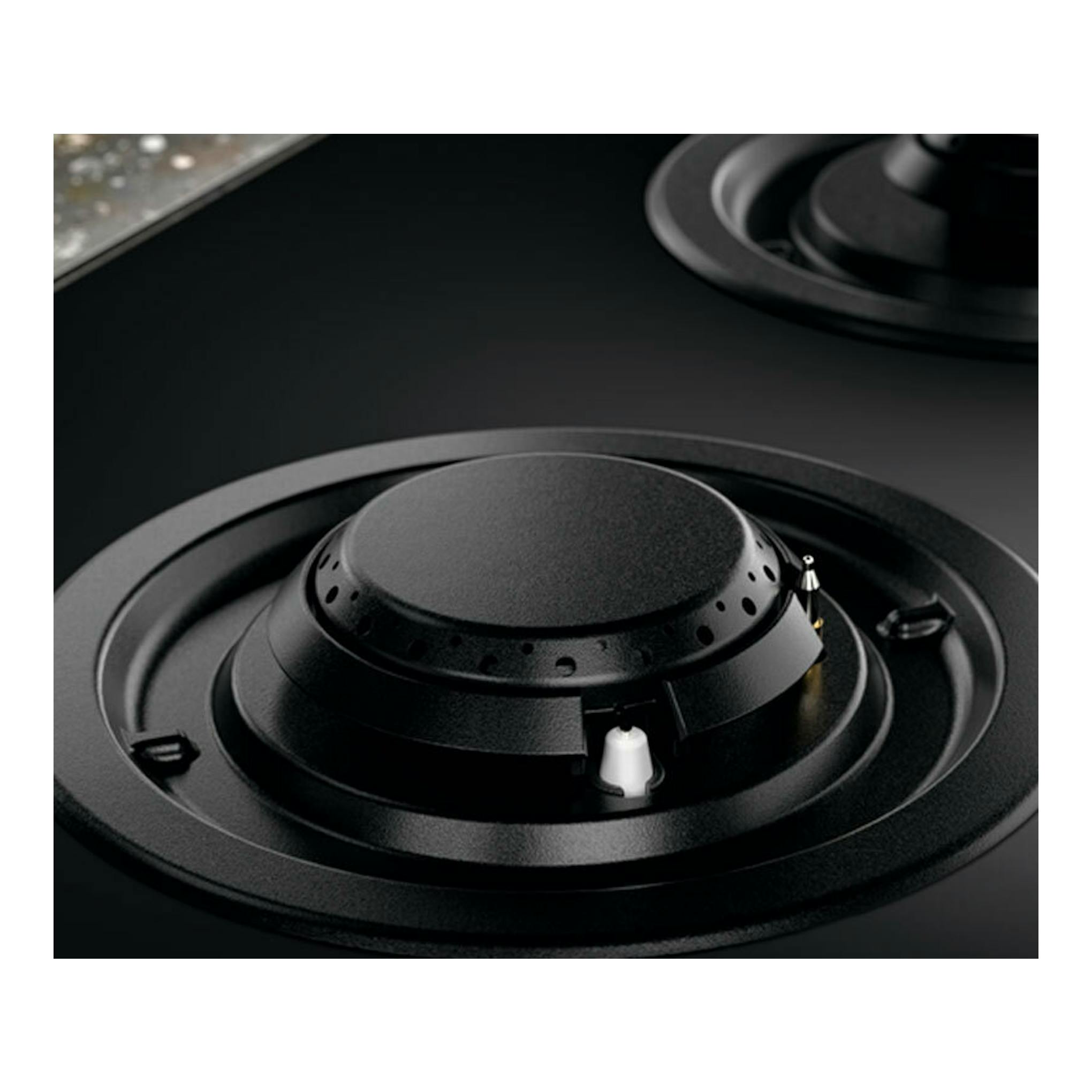Placa de inducción Electrolux KDI641723K negra, vista frontal en detalle del quemador central.