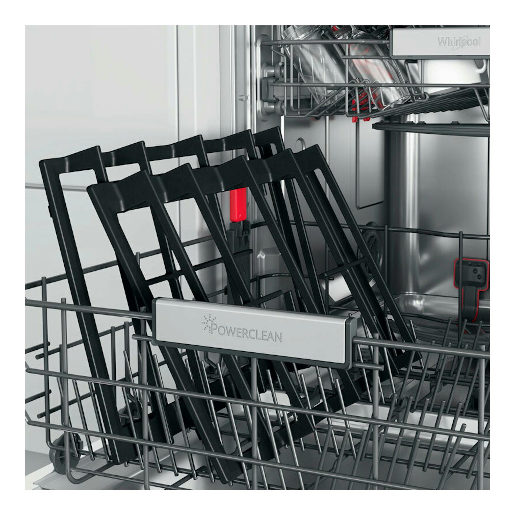 Interior de lavavajillas Whirlpool con cesta PowerClean y soportes negros abatibles.