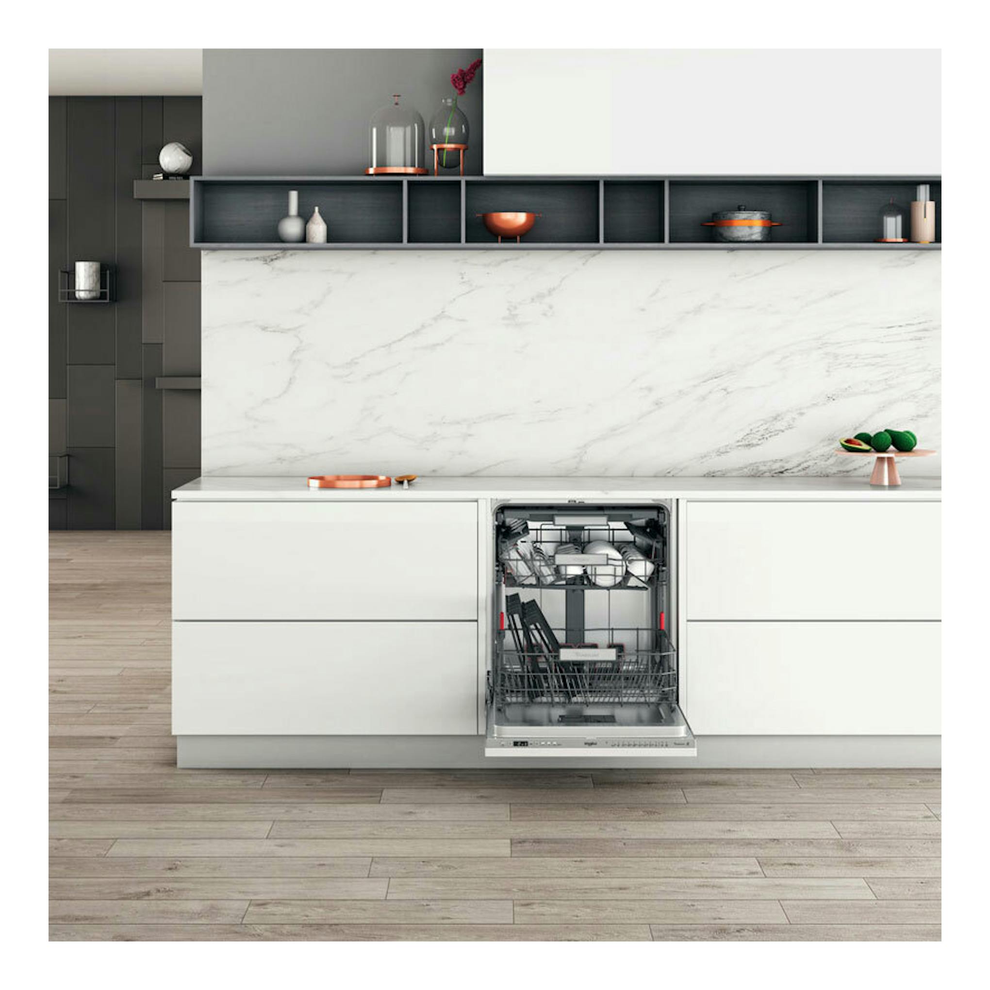 Lavavajillas integrado Whirlpool abierto, en cocina blanca moderna, vista frontal.