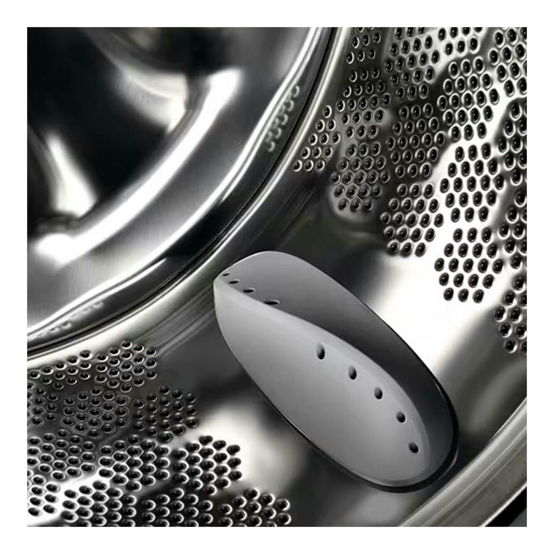 Interior del tambor de una lavadora AEG LFA6I8275A, vista en primer plano, acero inoxidable con patrón perforado.