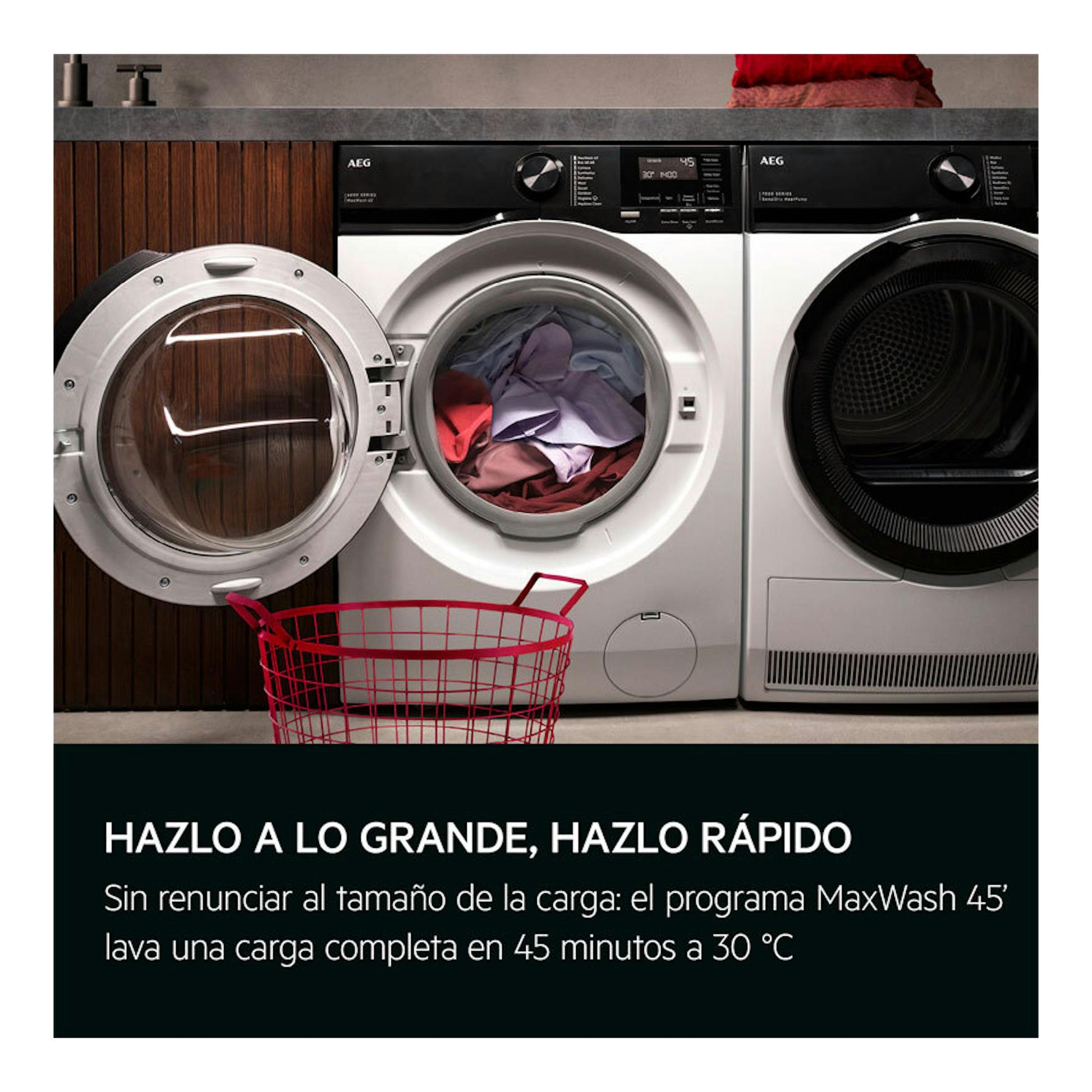 Lavadora AEG LFE6D94O4B de 9 kg, blanca, vista frontal con la puerta abierta y ropa dentro.