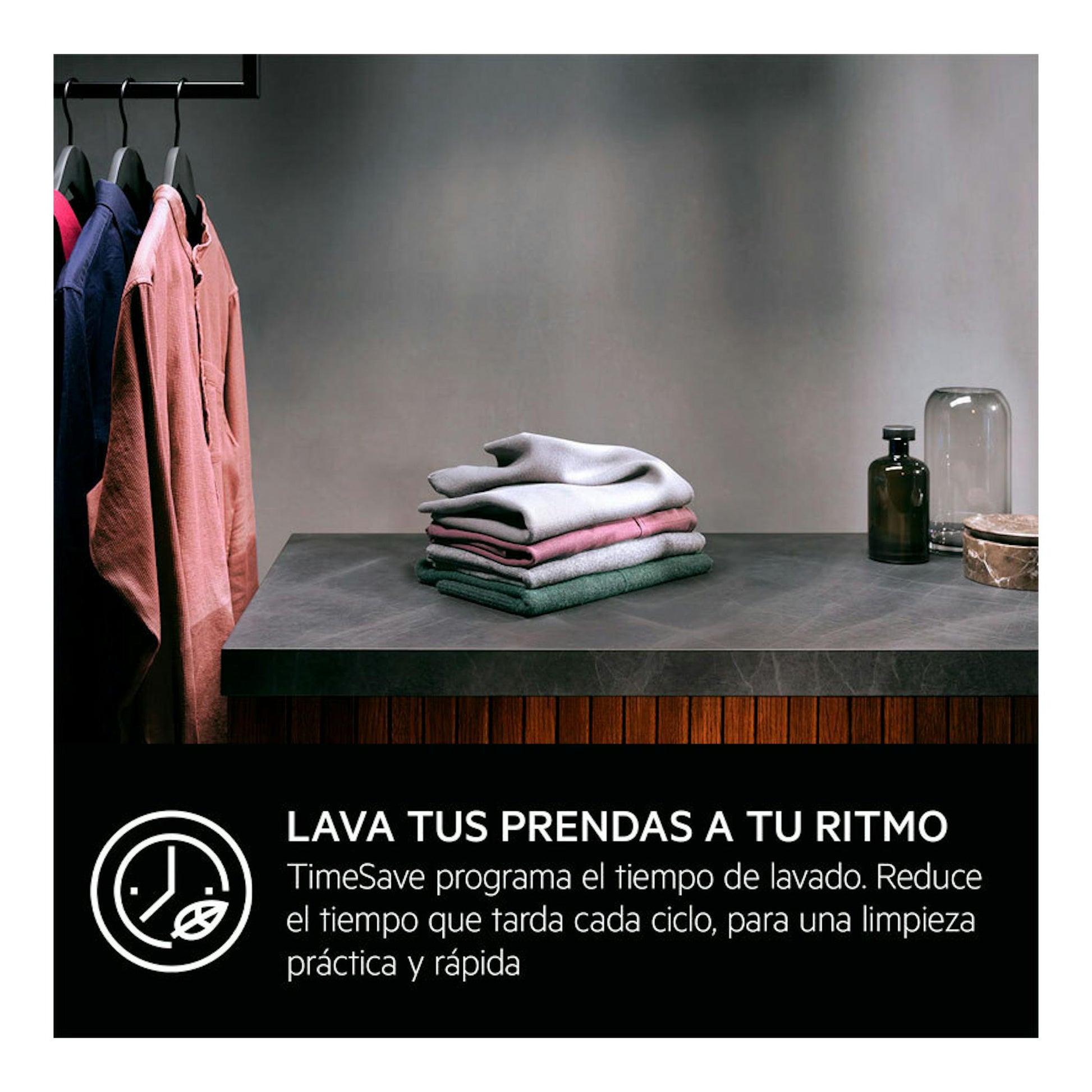AEG LFE6D94O4B: ropa doblada sobre una mesa, perchas con prendas y texto sobre programa TimeSave.