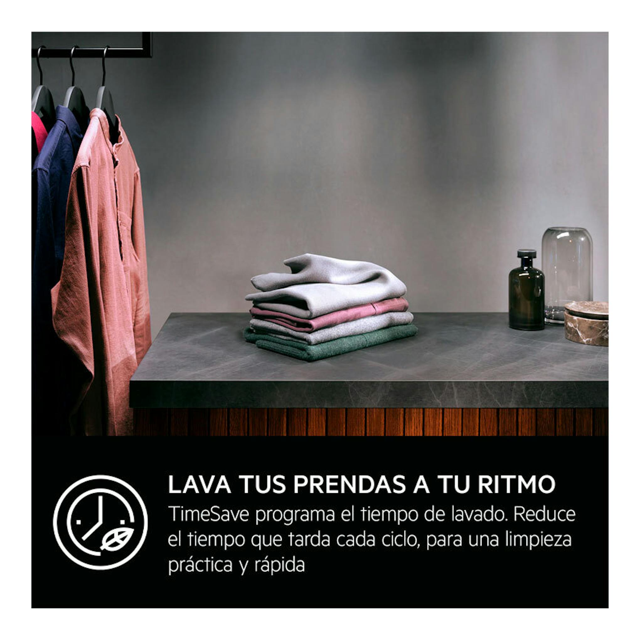 AEG LFE6D94O4B: ropa doblada sobre una mesa, perchas con prendas y texto sobre programa TimeSave.