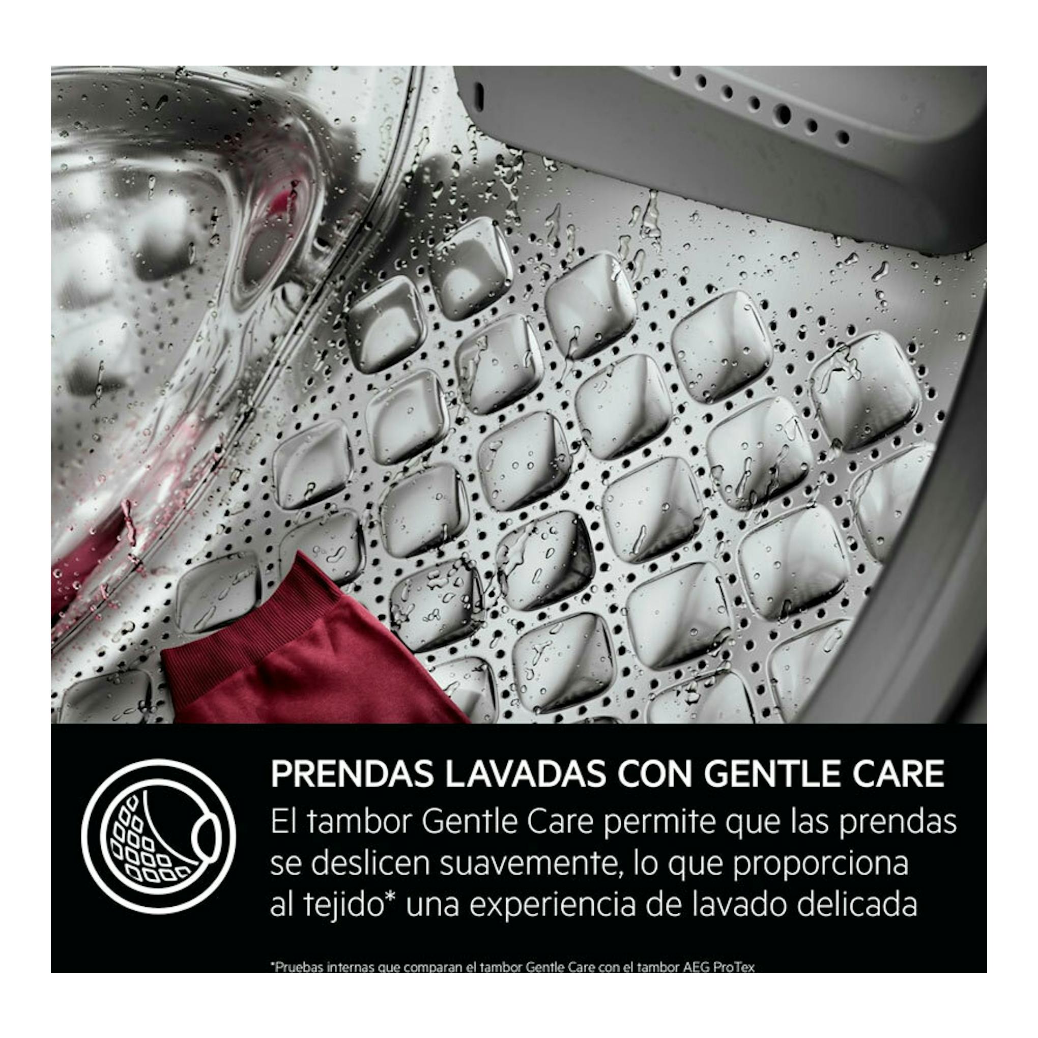 Interior de lavadora AEG LFSR8514L6O, tambor blanco con gotas de agua y una prenda roja, en primer plano.