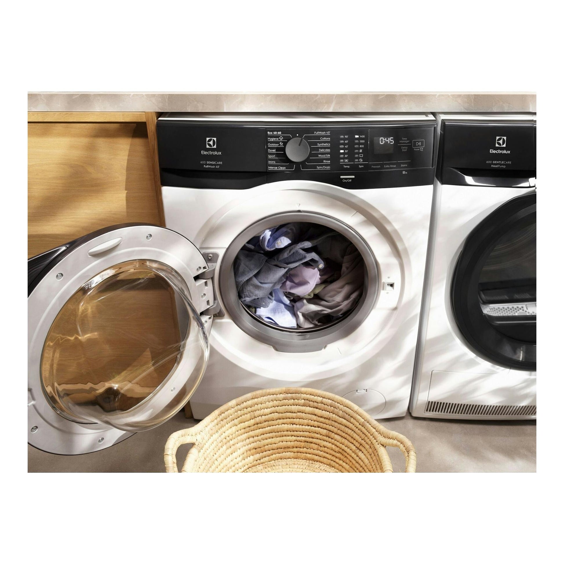 Lavadora de carga frontal Electrolux EFE6954O2B, blanca, vista frontal.