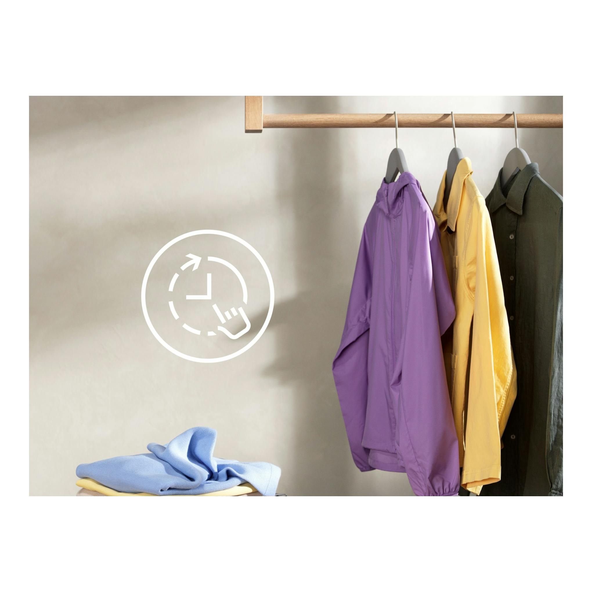 Electrolux EFE6954O2B: ropa colgada en un perchero y prendas dobladas, con icono de reloj.