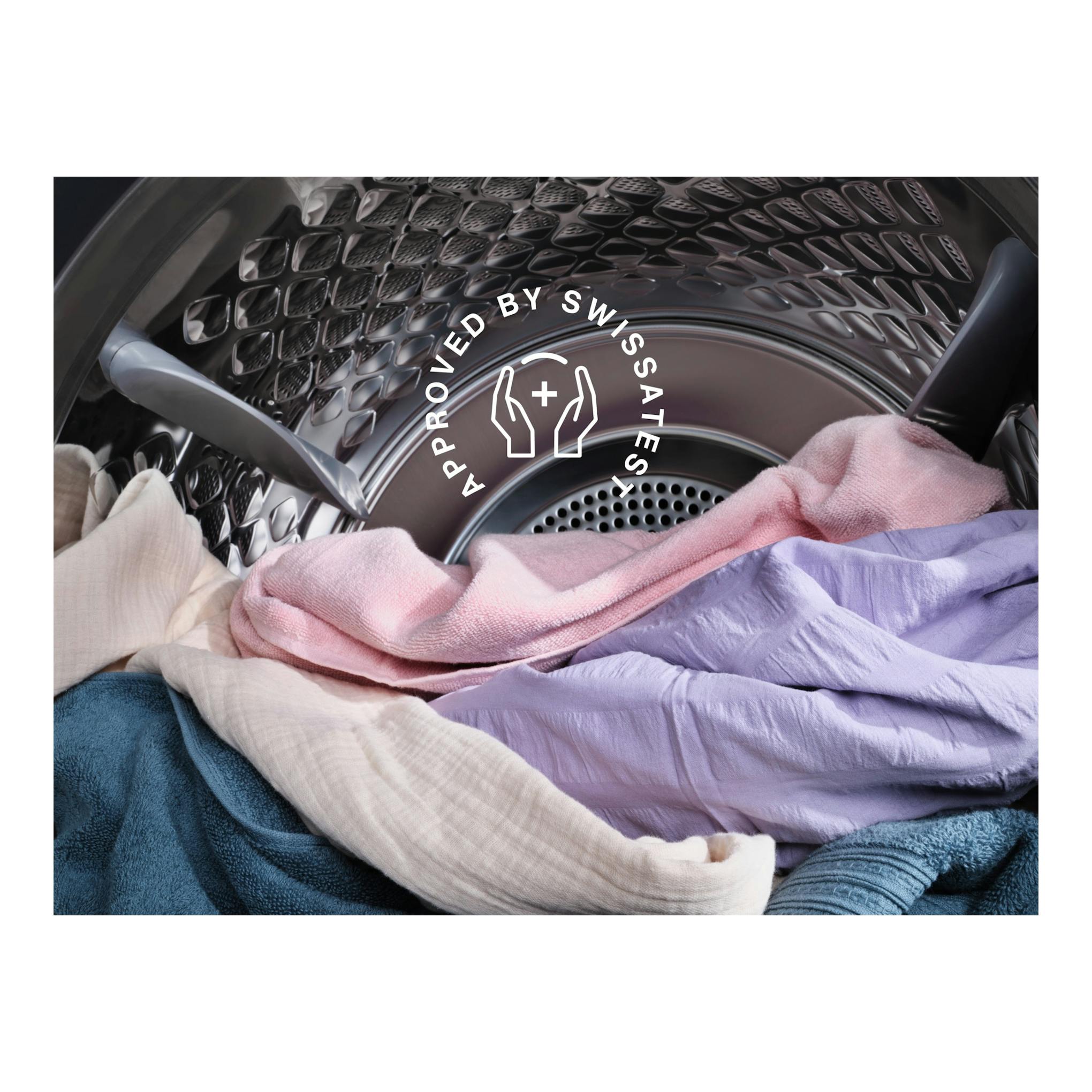 Interior de lavadora de carga frontal Electrolux EFE6954O2B, tambor de acero con ropa de colores.