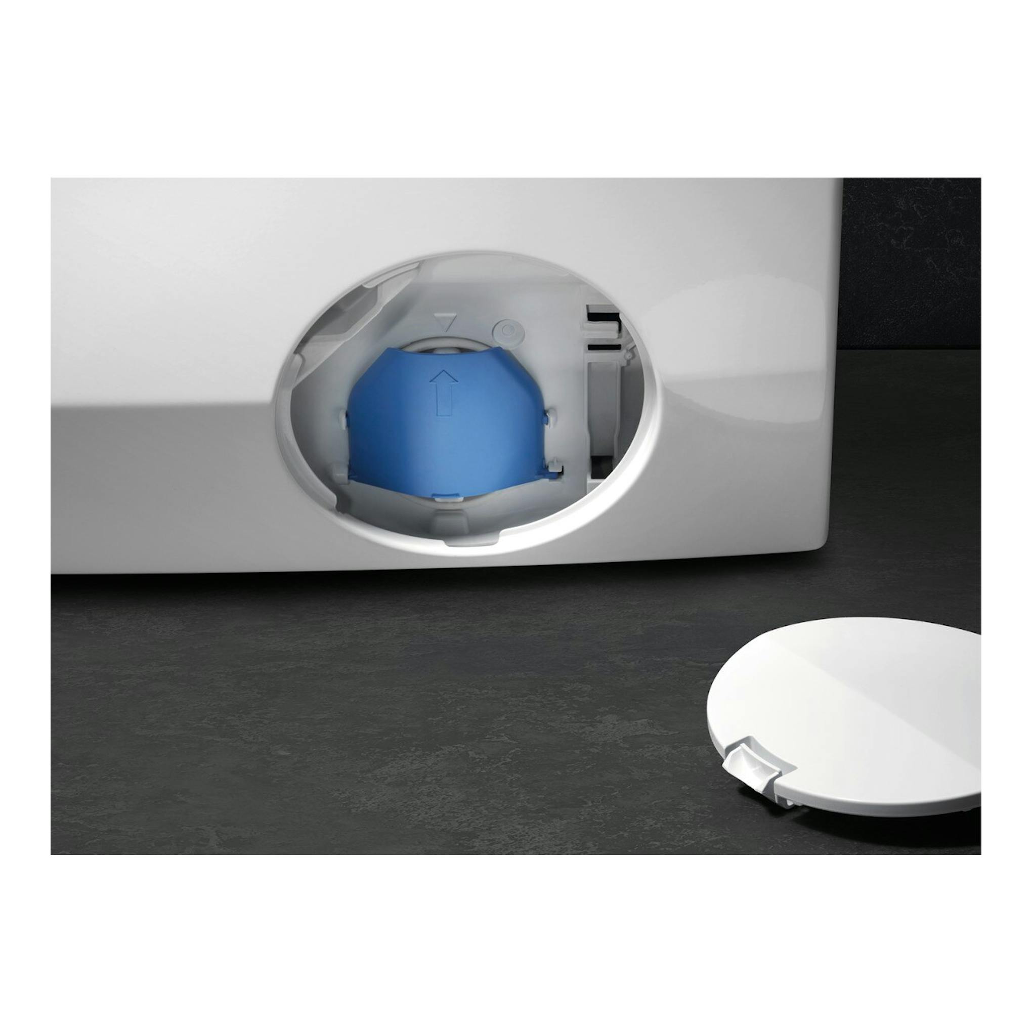 AEG LFE6G54H2B, detalle frontal de lavadora blanca con tapa circular abierta y pieza azul interior.
