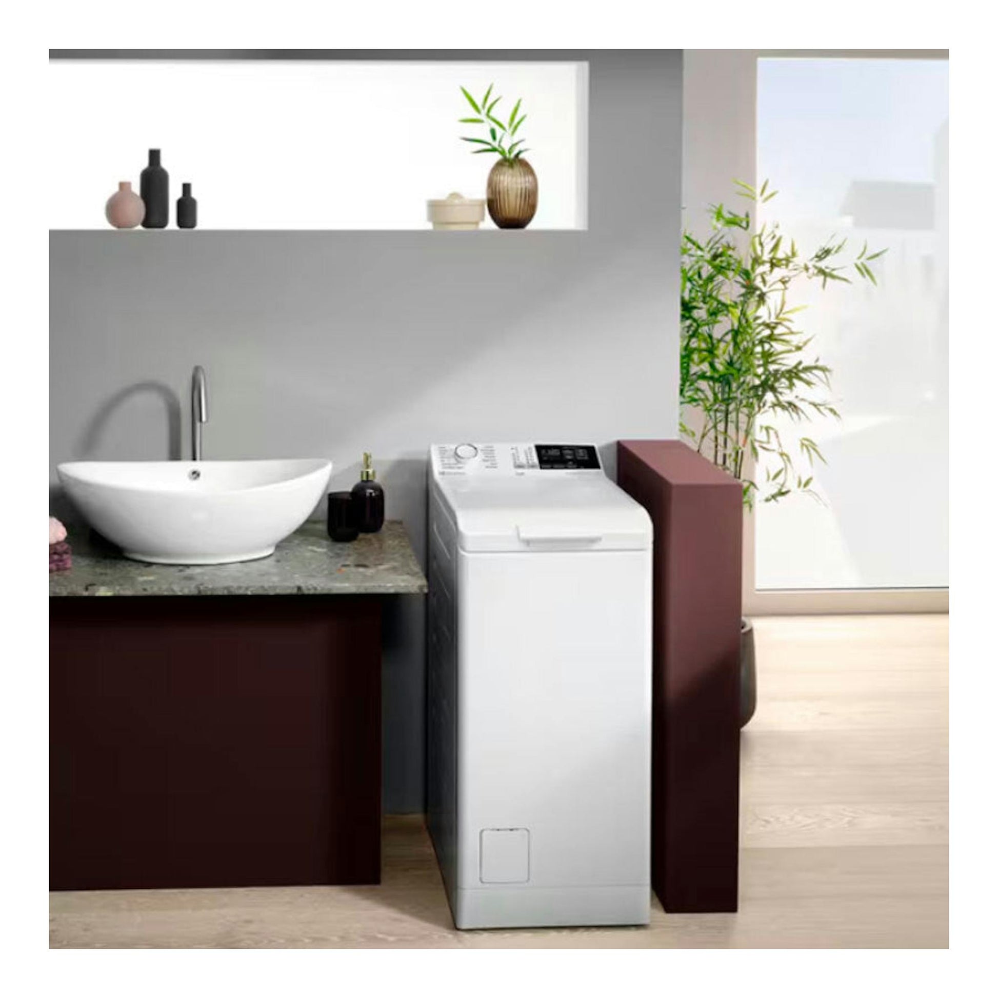 Lavadora Electrolux EN6T4722NF blanca, de carga superior, vista frontal en un baño.