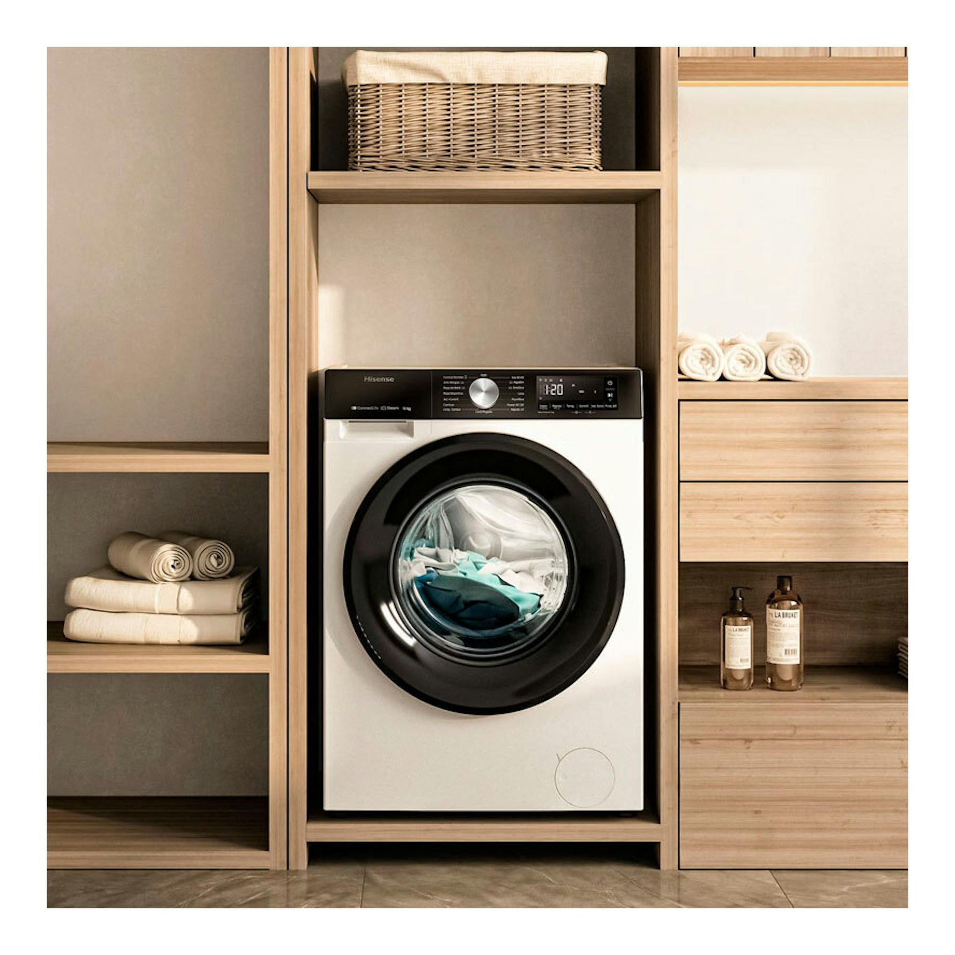 Lavadora Hisense WF3S1043BW1 blanca, frontal, con puerta negra y panel digital, en mueble de madera.