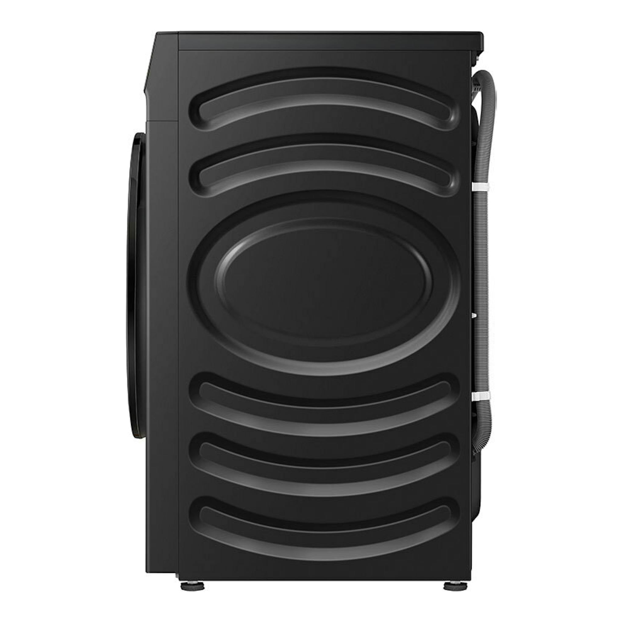 Lavadora Hisense WF3S9043BB3 negra, vista lateral, con manguera visible.