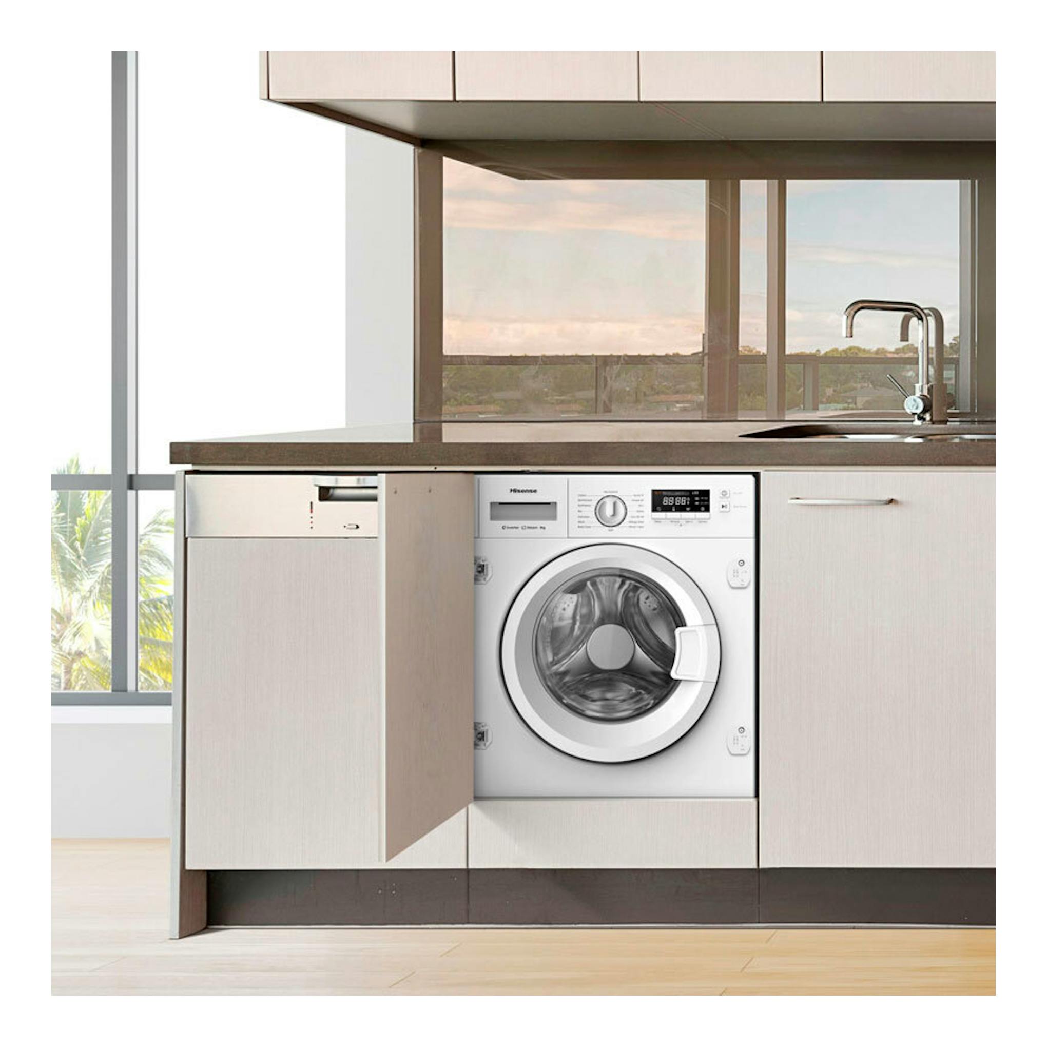 Lavadora integrable Hisense WF3M841BWIES blanca, vista frontal, empotrada bajo encimera con puerta del mueble abierta.