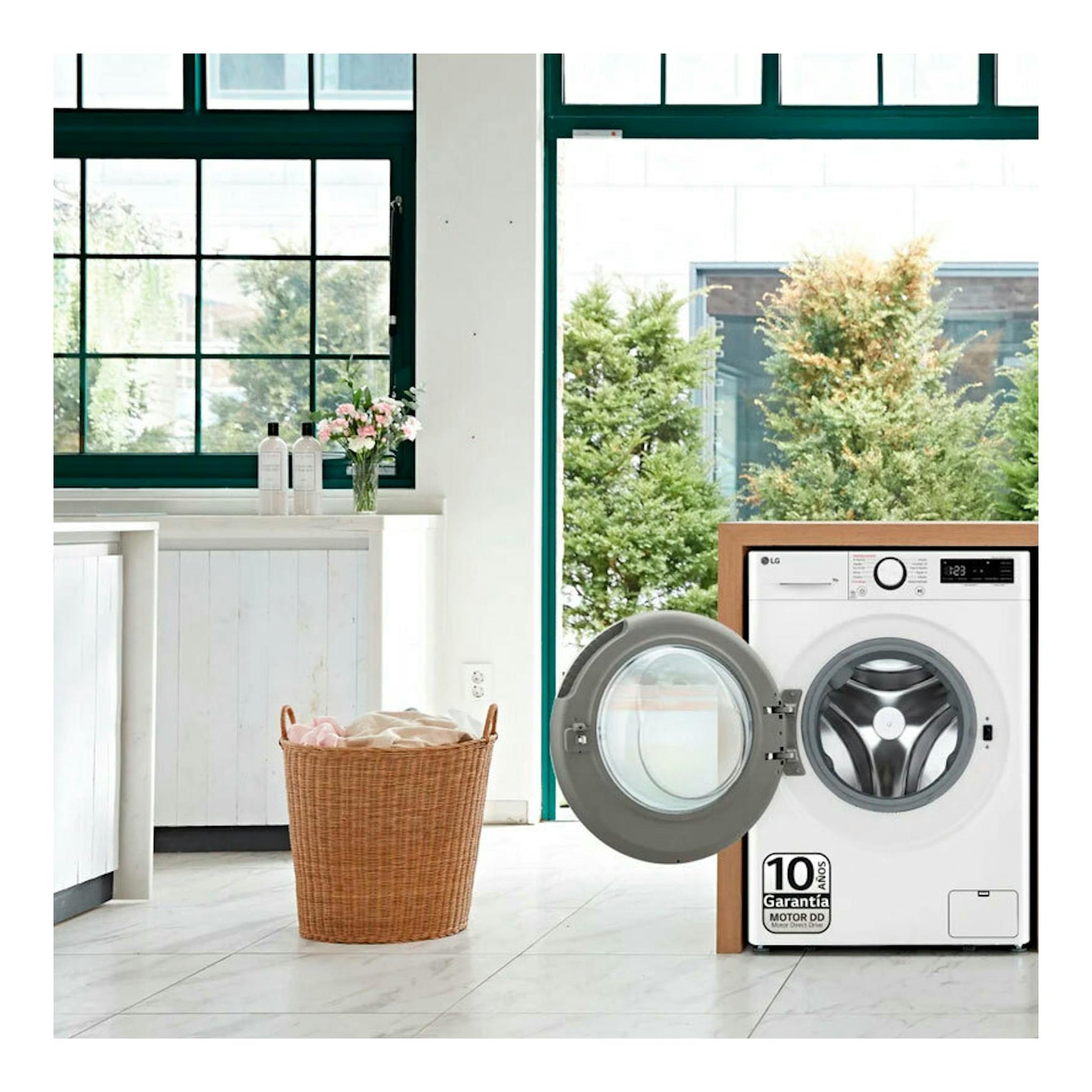 Lavadora LG F4WR6009A0W blanca, vista frontal con puerta abierta, en una lavandería luminosa.