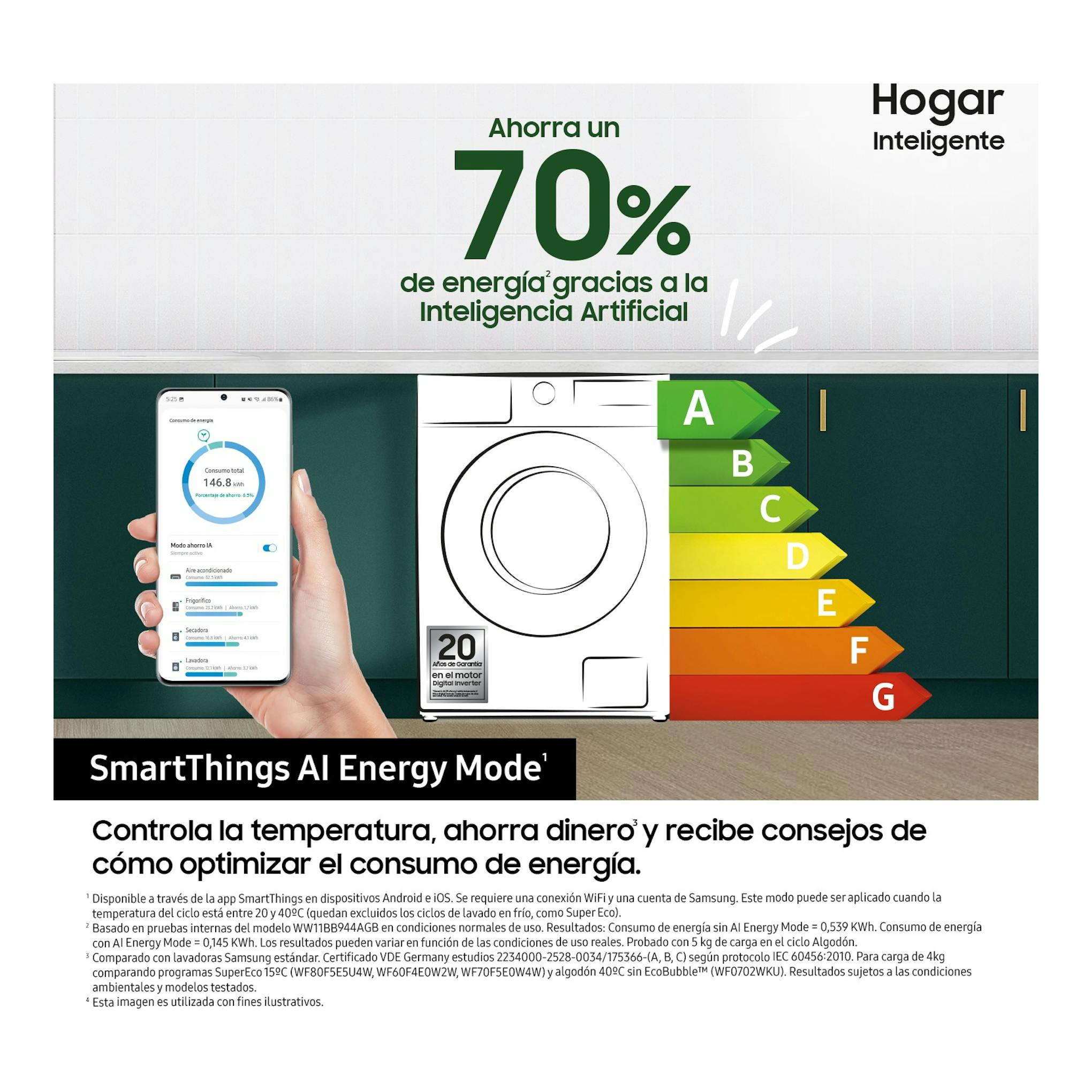 Samsung WW90CGC04DAEEC: lavadora blanca en vista frontal con app en móvil y escala energética A-G.
