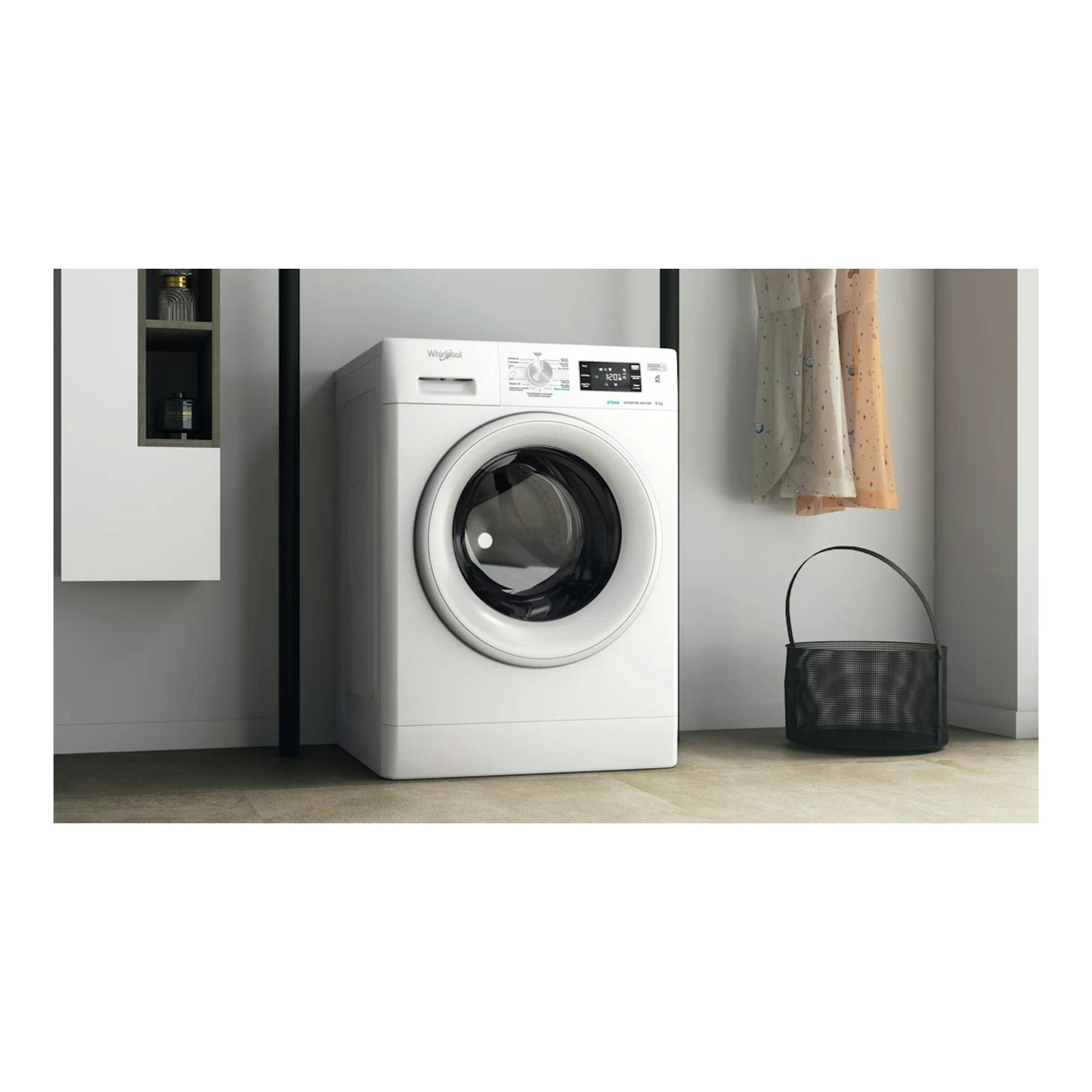 Lavadora Whirlpool FFB 9469 WV SPT blanca, vista frontal, en un lavadero junto a una cesta y cortinas.