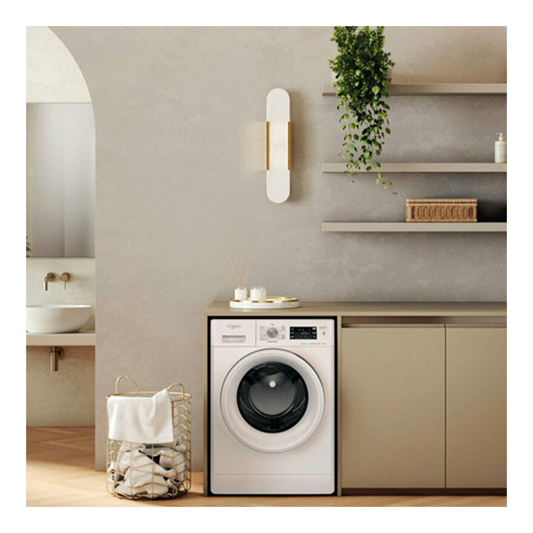 Lavadora Whirlpool FFB9269WVSP blanca, vista frontal, empotrada bajo encimera en un baño/lavadero.
