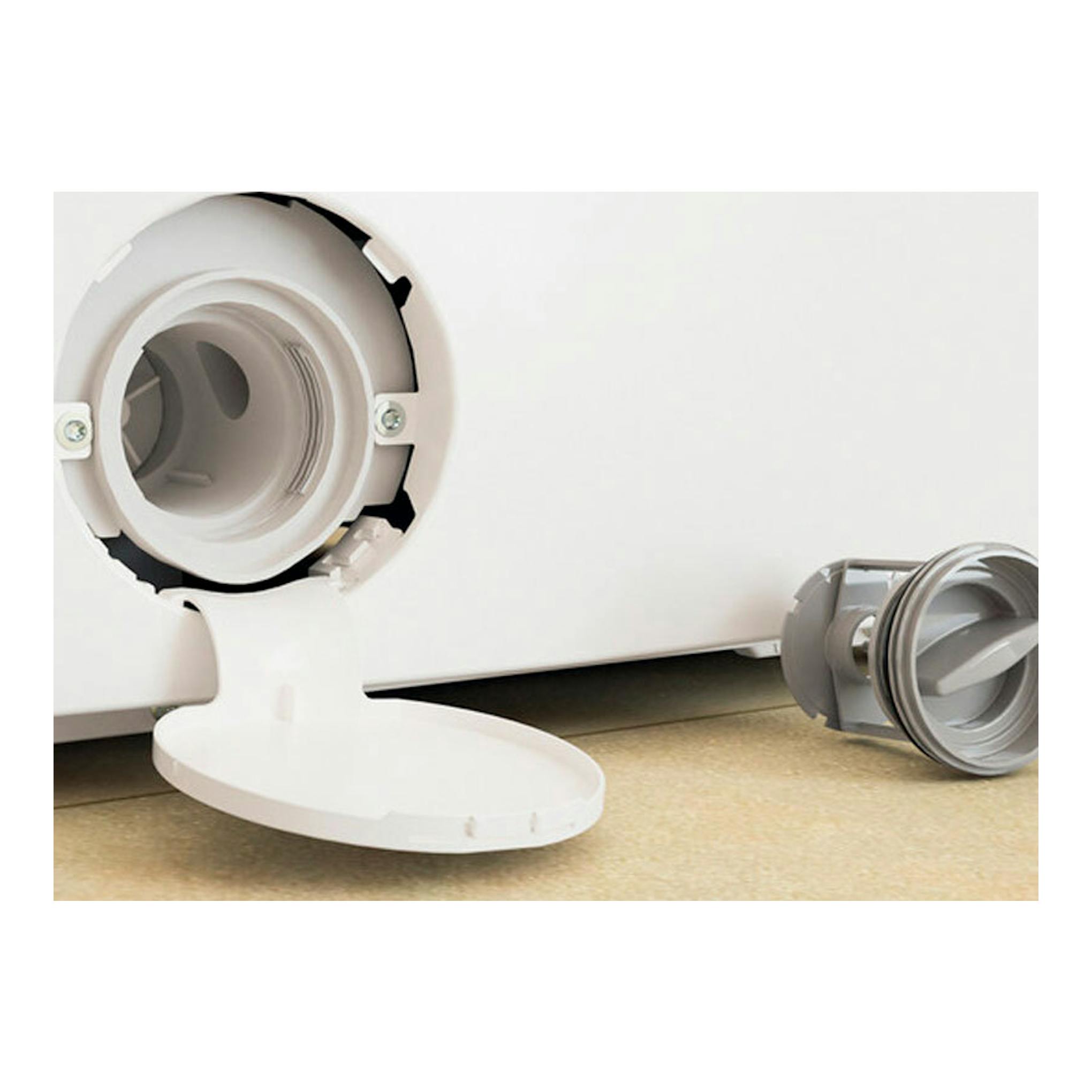 Lavadora Whirlpool TDLR7220LSSPN blanca, vista frontal inferior, con filtro de desagüe abierto y tapa retirada.
