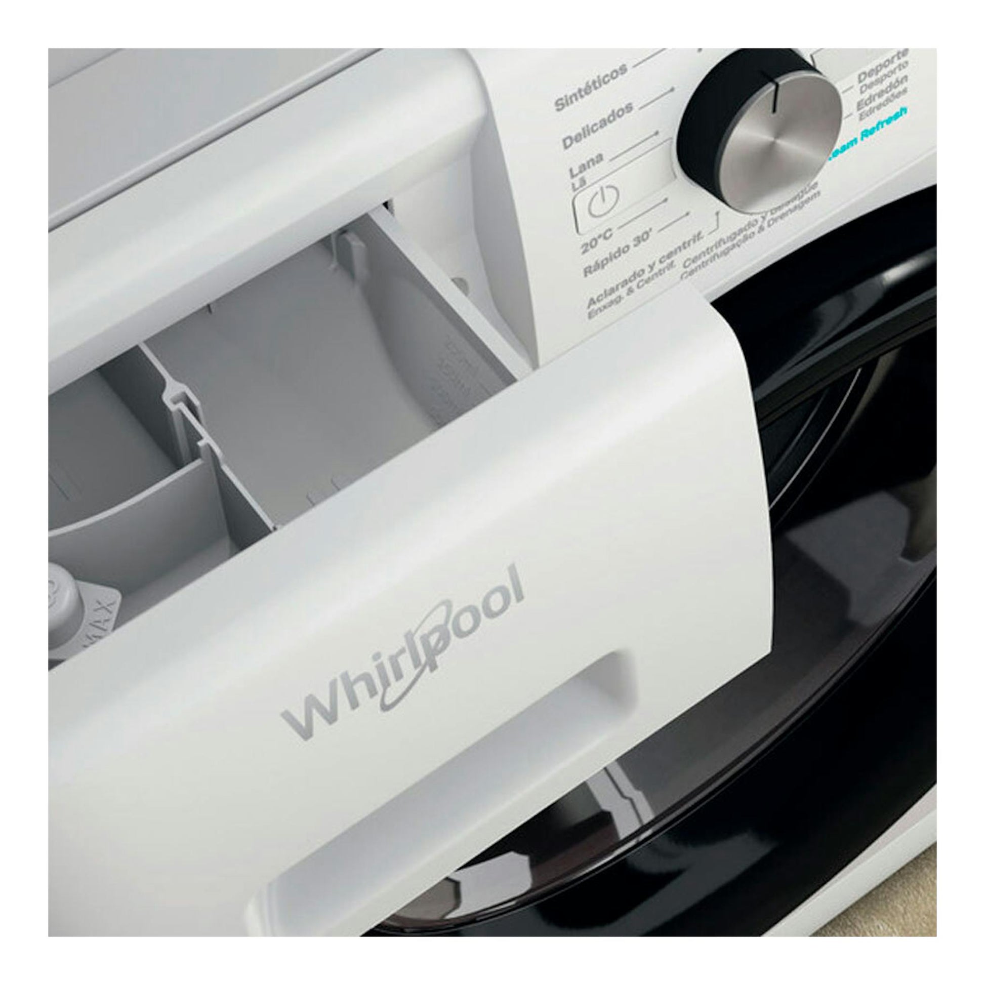 Lavadora Whirlpool FFB10489BVSPT blanca, vista frontal parcial con cajetín abierto y selector de programas.